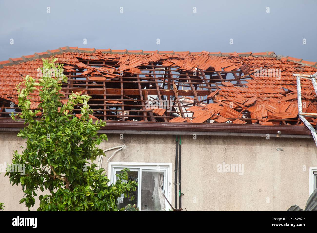 Das beschädigte Dach des Hauses, vom Tornado, im Dorf Nikitari, in Nikosia, am 14. Dezember, 2020. (Foto von George Christophorou/NurPhoto) Stockfoto