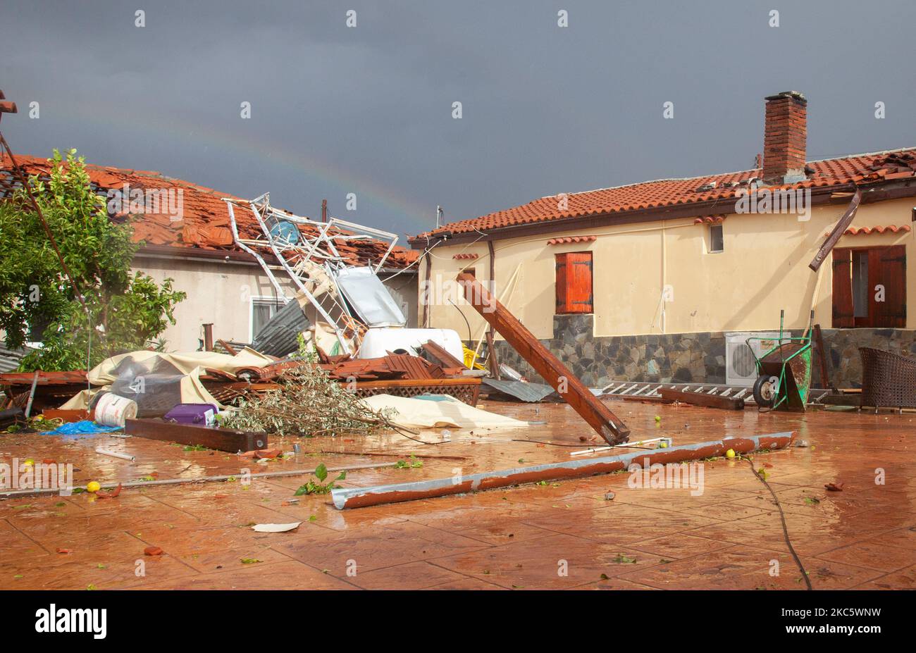 Der beschädigte Hinterhof des Hauses, vom Tornado, im Dorf Nikitari, in Nikosia, am 14. Dezember, 2020. (Foto von George Christophorou/NurPhoto) Stockfoto