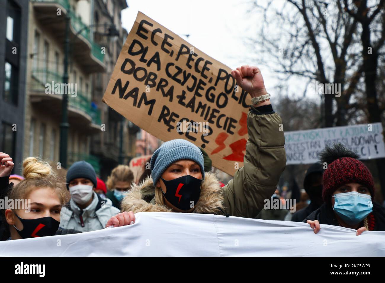 Menschen demonstrieren während eines Anti-Gouvernement-Protestes gegen Einschränkungen des Abtreibungsgesetzes in Polen. Krakau, Polen am 13. Dezember 2020. Der Protest wurde von Women Strike anlässlich des 39.. Jahrestages der Einführung des Kriegsrechts in Polen organisiert. (Foto von Beata Zawrzel/NurPhoto) Stockfoto