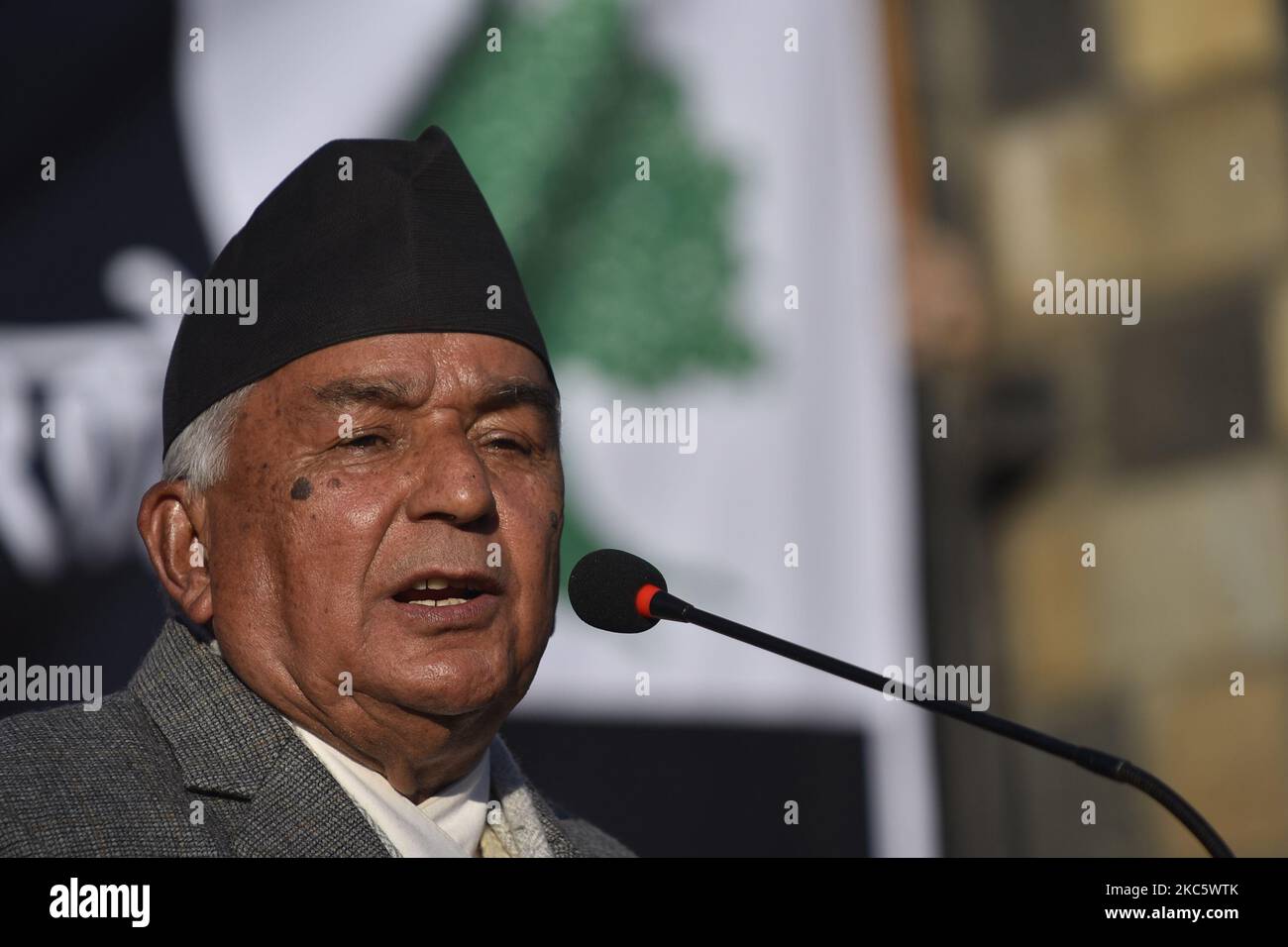 RAM Chandra Paudel, Senior Leader des nepalesischen Kongresses, sprach sich an den Kadern des nepalesischen Kongresses an, Anhänger nahmen an der landesweiten Kundgebung gegen die nepalesische Kommunistische Partei (NCP) und die Regierung Teil, die die Regierung am Montag, den 14. Dezember 2020, wegen Korruption und schlechter Regierungsführung in Kathmandu, Nepal, aufforderte. (Foto von Narayan Maharjan/NurPhoto) Stockfoto