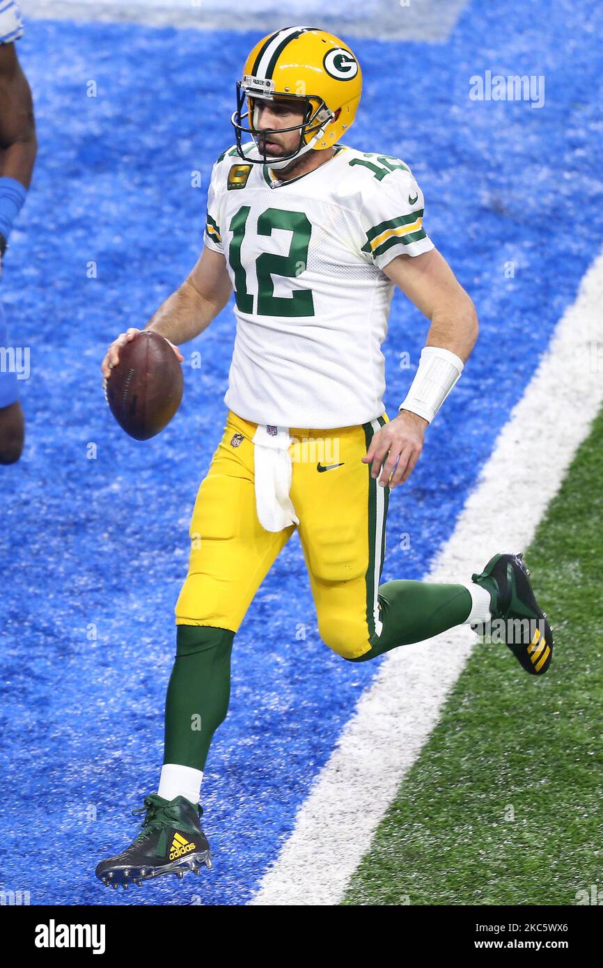 Green Bay Packers Quarterback Aaron Rodgers (12) läuft den Ball in die Endzone für einen Touchdown während der zweiten Hälfte eines NFL-Fußballspiels zwischen den Green Bay Packers und den Detroit Lions in Detroit, Michigan, USA, am Sonntag, den 13. Dezember 2020. (Foto von Amy Lemus/NurPhoto) Stockfoto