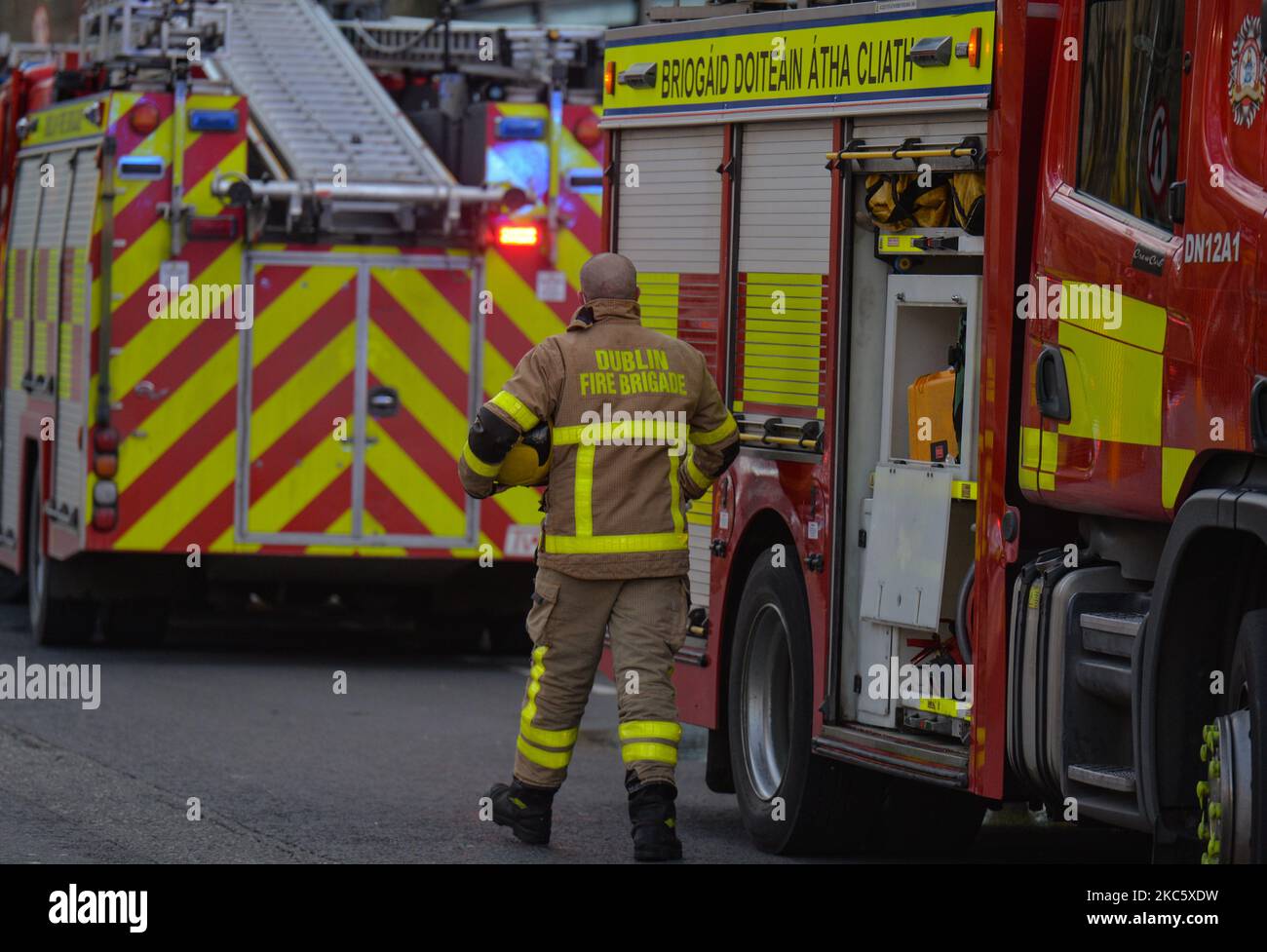 Ein Mitglied der Dublin Fire Brigade, gesehen am Unfallort im Zentrum von Dublin. Am Montag, den 14. Dezember 2020, in Dublin, Irland. (Foto von Artur Widak/NurPhoto) Stockfoto