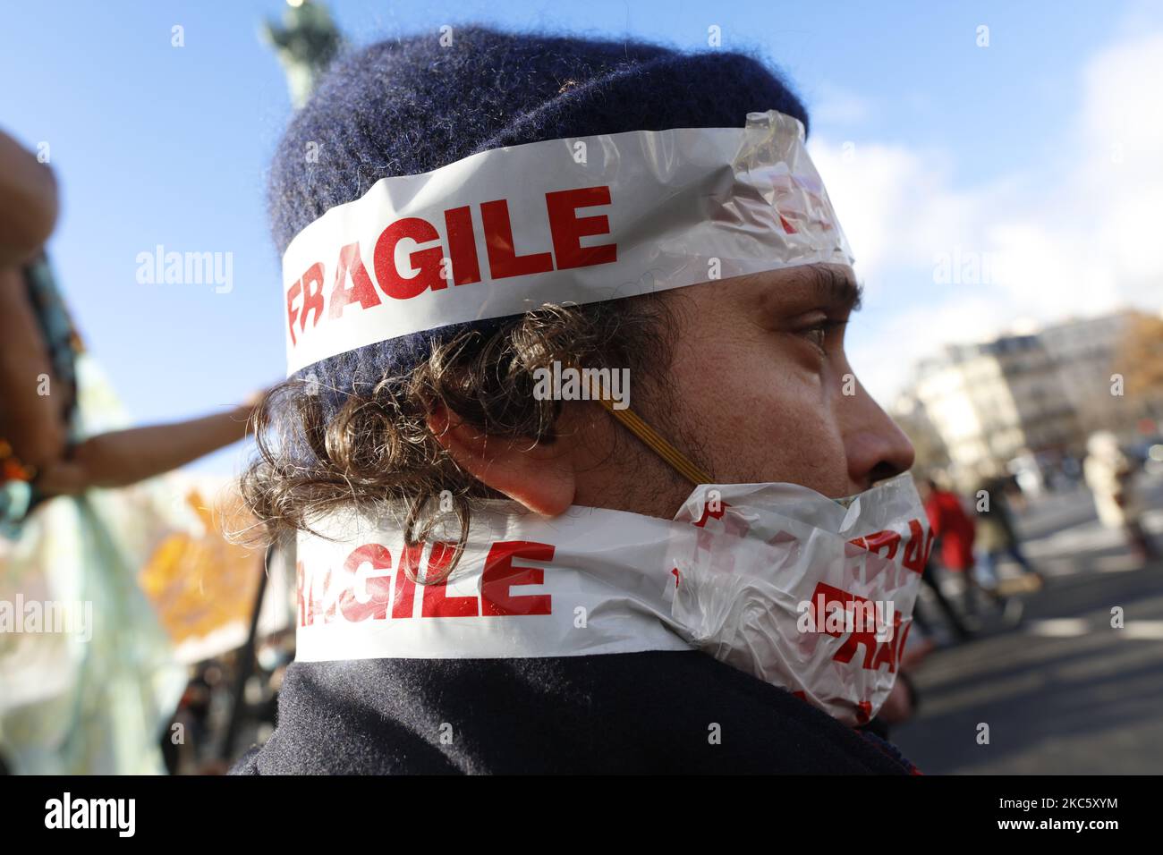 Komiker nehmen an der Demonstration Teil, die von mehreren Kultureinrichtungen und Organisationen aufgerufen wurde, um zu protestieren, nachdem die französische Regierung beschlossen hatte, Museen, Theater, Die Konzertsäle und Kinos schlossen für drei weitere Wochen, trotz der Aufhebung der sechswöchigen teilweisen Sperrung, um die Ausbreitung der Covid-19-Pandemie einzudämmen. Am 15. Dezember 2020 auf dem Place de la Bastille in Paris. (Foto von Mehdi Taamallah/NurPhoto) Stockfoto