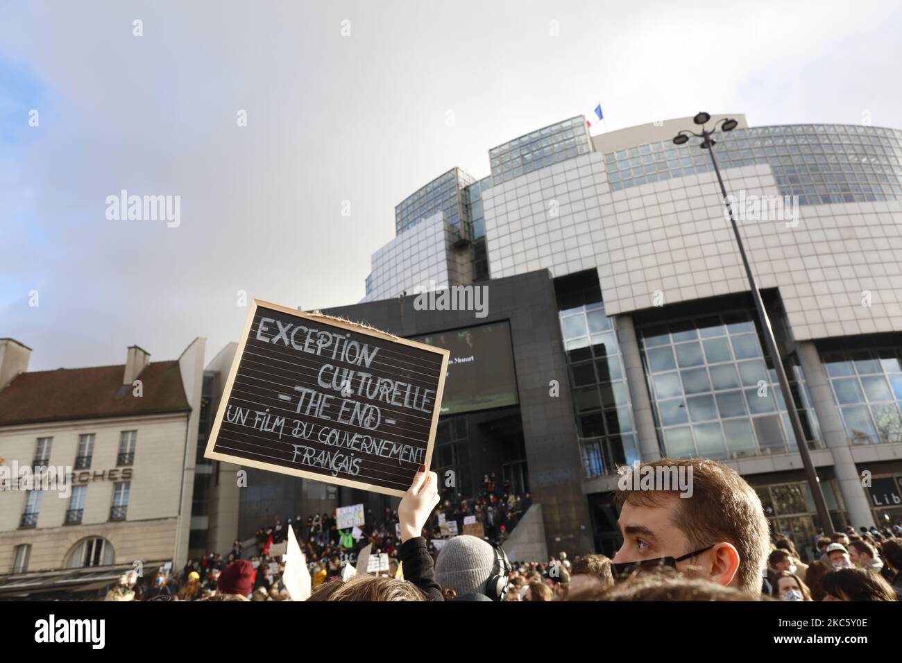 Komiker nehmen an der Demonstration Teil, die von mehreren Kultureinrichtungen und Organisationen aufgerufen wurde, um zu protestieren, nachdem die französische Regierung beschlossen hatte, Museen, Theater, Die Konzertsäle und Kinos schlossen für drei weitere Wochen, trotz der Aufhebung der sechswöchigen teilweisen Sperrung, um die Ausbreitung der Covid-19-Pandemie einzudämmen. Am 15. Dezember 2020 auf dem Place de la Bastille in Paris. (Foto von Mehdi Taamallah/NurPhoto) Stockfoto