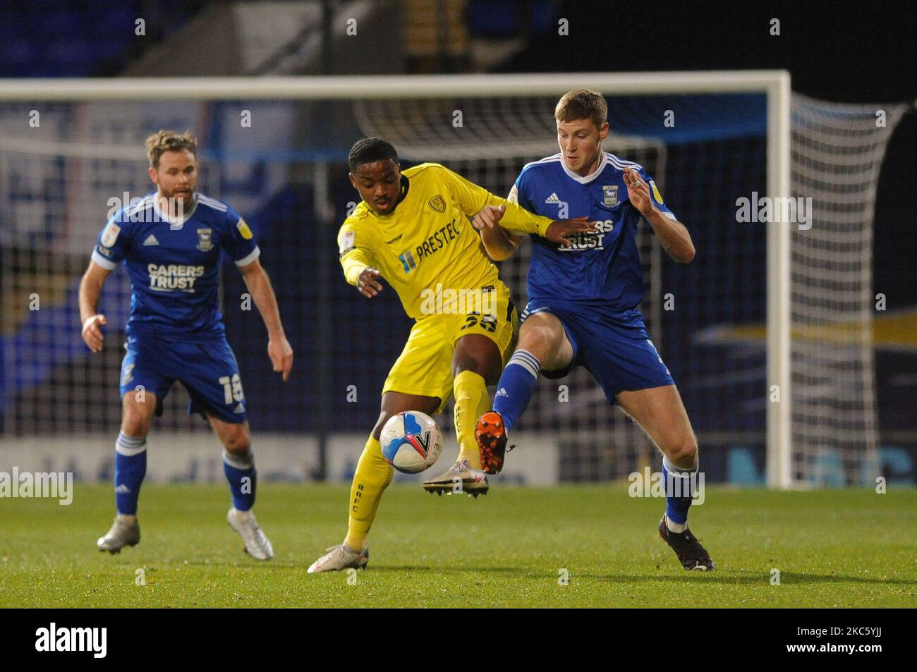 Ipswichs Mark McGuinness und Burtons Niall Ennis kämpfen am Dienstag, den 15.. Dezember 2020, im Sky Bet League 1-Spiel zwischen Ipswich Town und Burton Albion in der Portman Road, Ipswich, um den Ball. (Foto von Ben Pooley/MI News/NurPhoto) Stockfoto