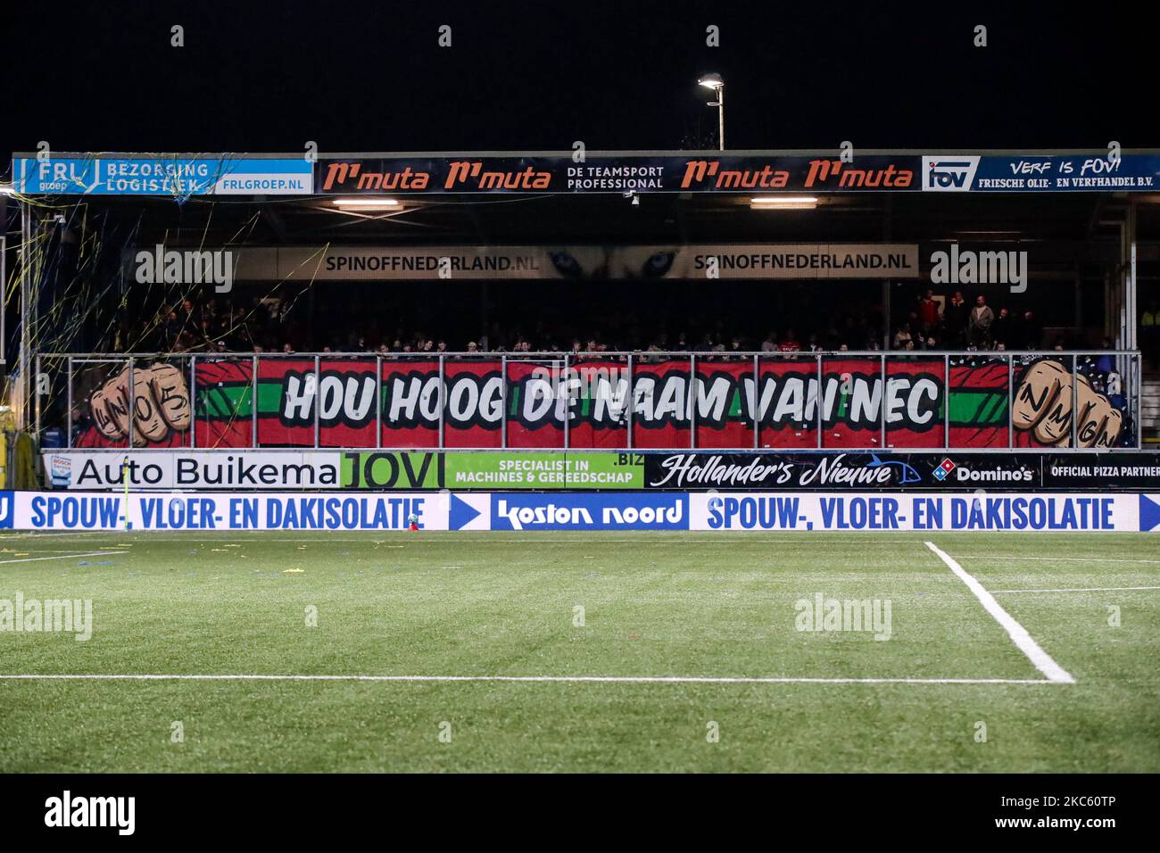 LEEUWARDEN, NIEDERLANDE - 4. NOVEMBER: Fans Supporters of N.E.C. mit Banner Hou Hoog de Naam van NEC während des niederländischen Eredivisie-Spiels zwischen SC Cambuur und N.E.C. am 4. November 2022 im Cambuur Stadion in Leeuwarden, Niederlande (Foto: Broer van den Boom/Orange Picters) Quelle: Orange Pics BV/Alamy Live News Stockfoto