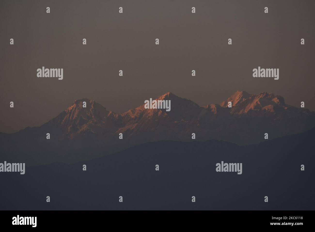 Mount Ganesh Himal von der Sipadol-Höhe aus gesehen, Bhaktapur, Nepal am Mittwoch, 16. Dezember 2020. (Foto von Narayan Maharjan/NurPhoto) Stockfoto