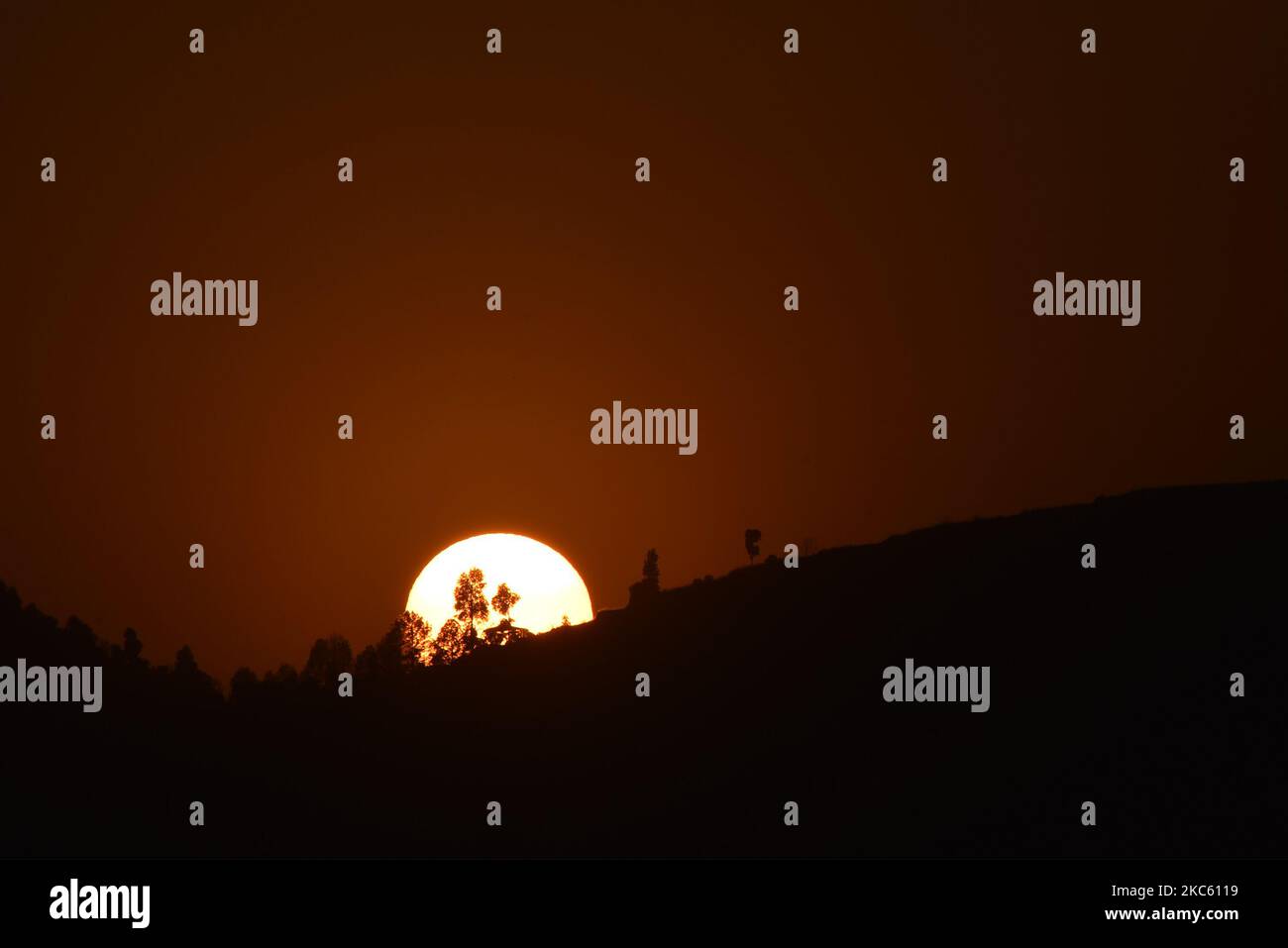 Untergehende Sonne in den Hügeln von Sipadol Höhe, Bhaktapur, Nepal am Mittwoch, 16. Dezember 2020. (Foto von Narayan Maharjan/NurPhoto) Stockfoto