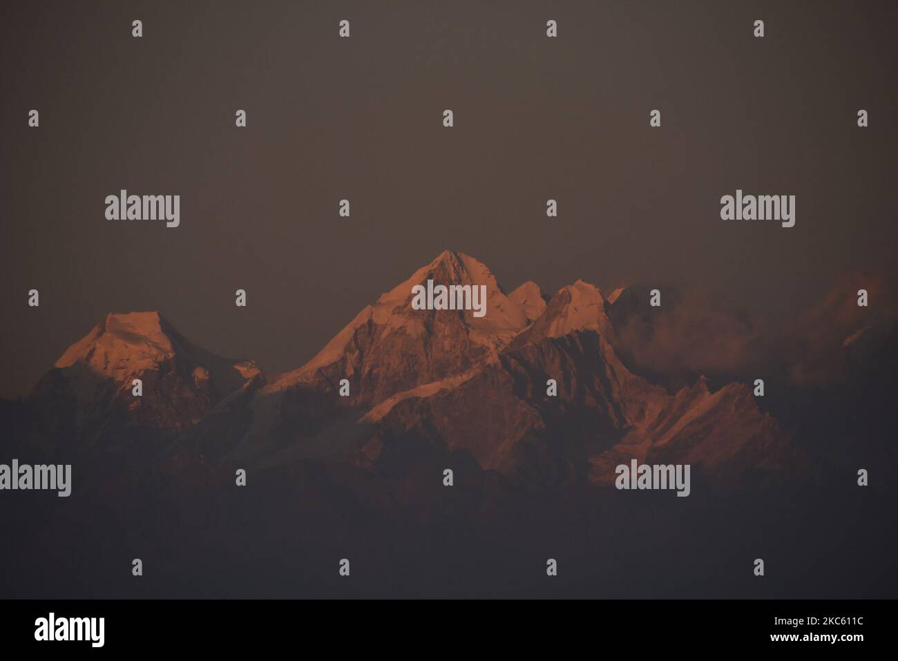 Mount Dorje Lakhpa von der Sipadol-Höhe aus gesehen, Bhaktapur, Nepal am Mittwoch, 16. Dezember 2020. (Foto von Narayan Maharjan/NurPhoto) Stockfoto