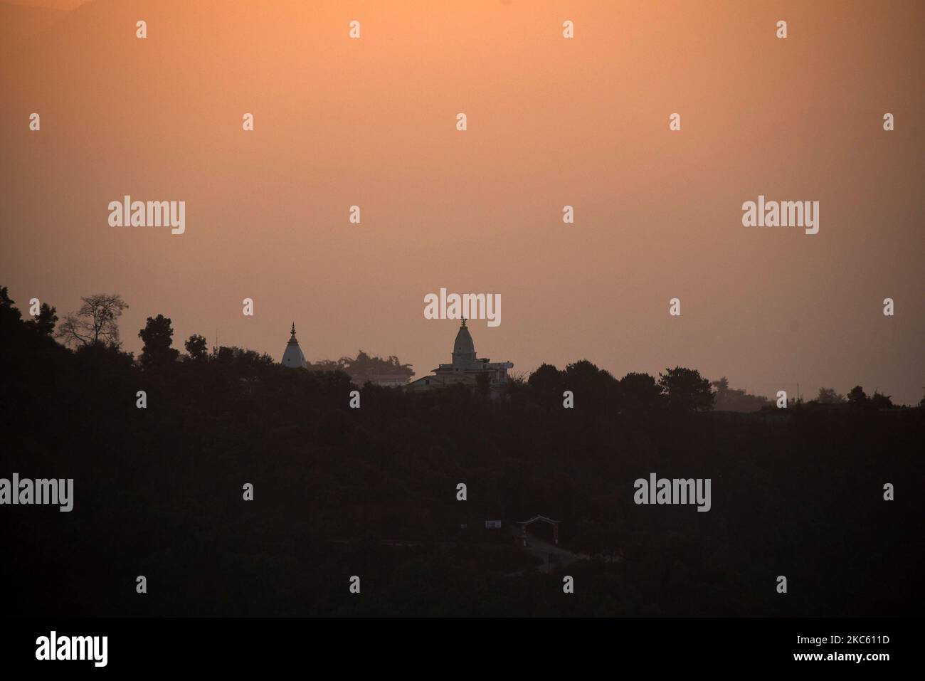 Dämmerung Landschaft der Hügel zusammen mit Pilot Baba Ashram von Sipadol Höhe, Bhaktapur, Nepal am Mittwoch, 16. Dezember 2020 gesehen. (Foto von Narayan Maharjan/NurPhoto) Stockfoto