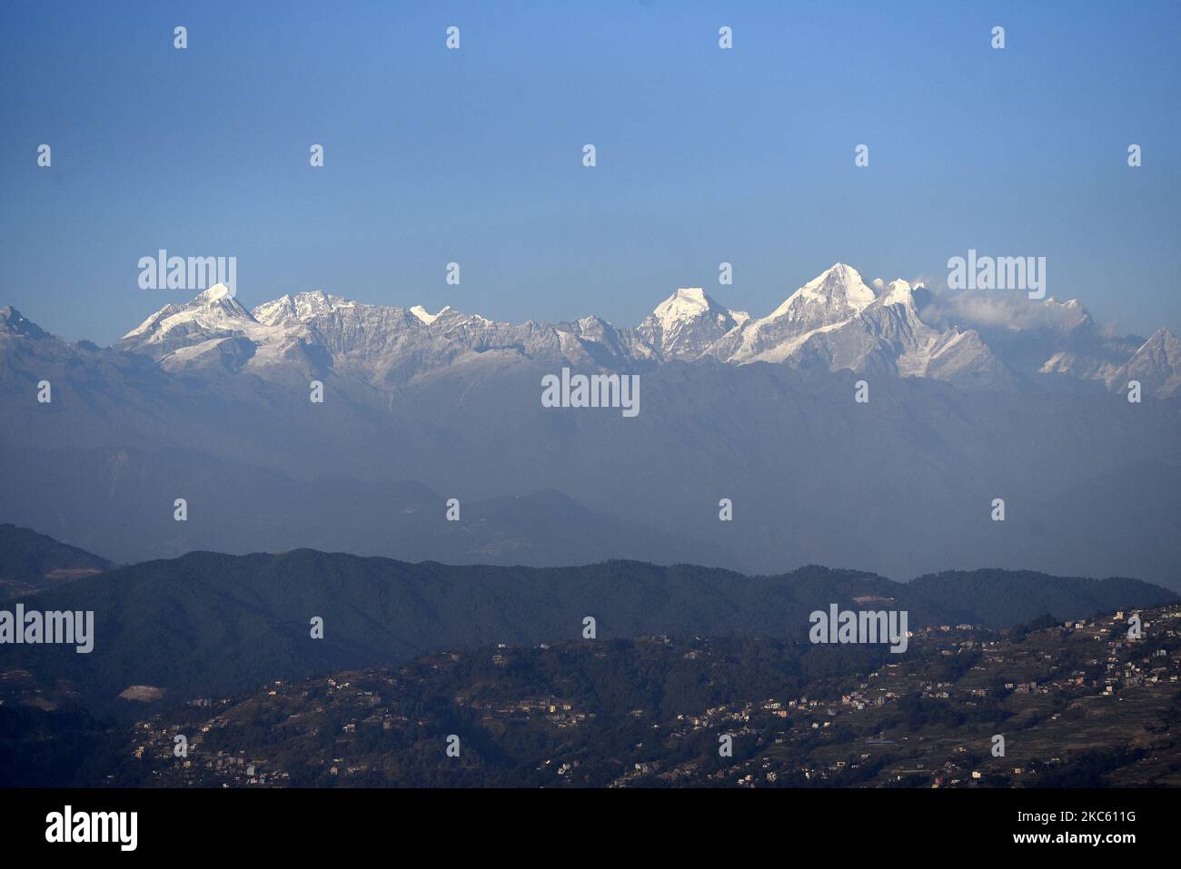 Mount Dorje Lakhpa zusammen mit anderen Bergketten von Sipadol Height aus gesehen, Bhaktapur, Nepal am Mittwoch, 16. Dezember 2020. (Foto von Narayan Maharjan/NurPhoto) Stockfoto