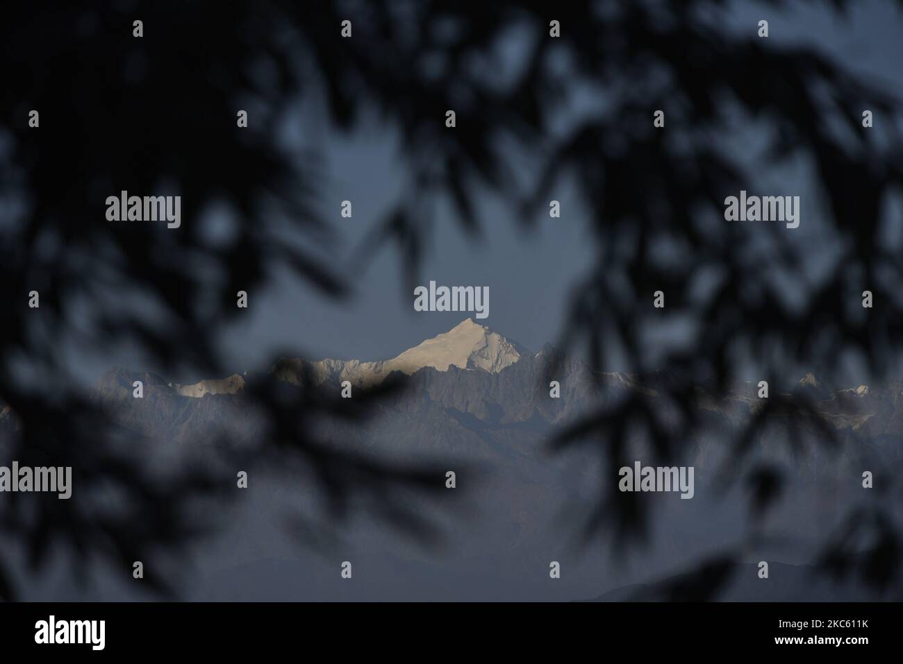 Mount Langtang von der Sipadol Höhe aus gesehen, Bhaktapur, Nepal am Mittwoch, 16. Dezember 2020. (Foto von Narayan Maharjan/NurPhoto) Stockfoto