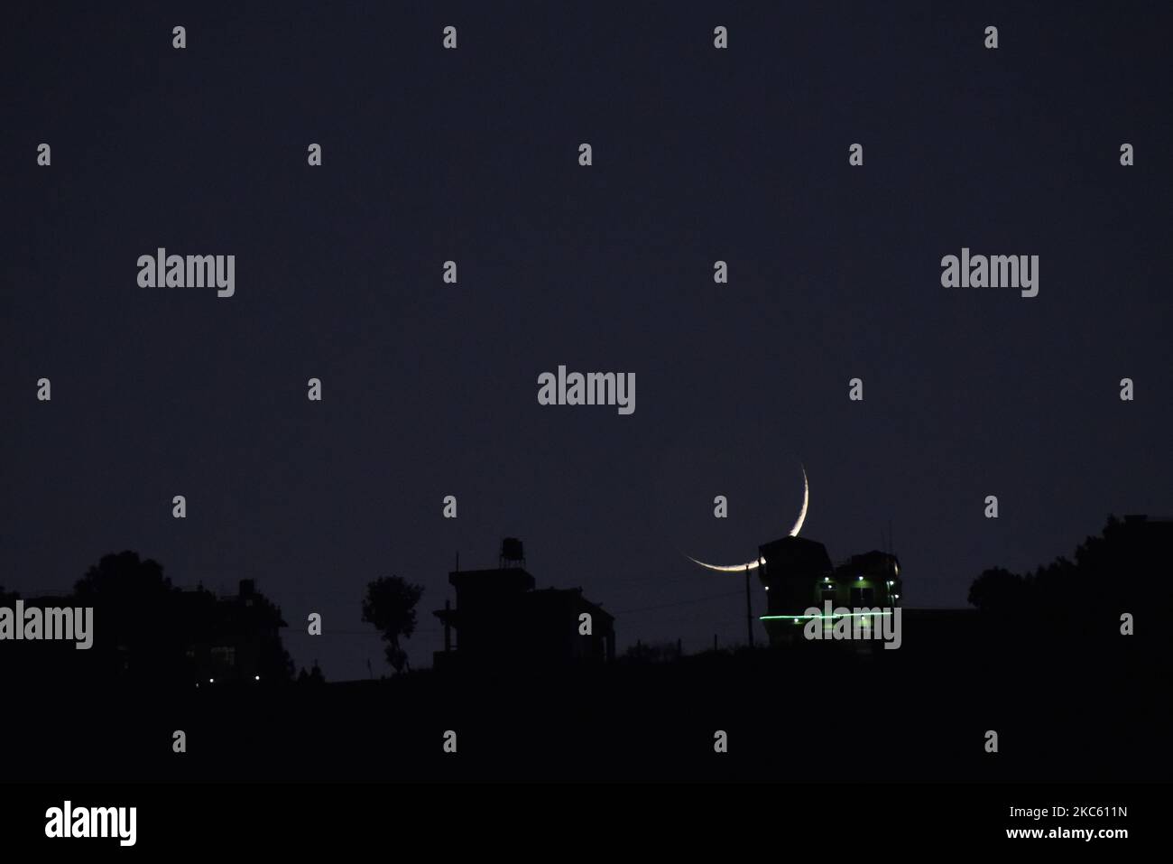 Am Mittwoch, den 16. Dezember 2020, steigt der Mond hinter den Hügeln in Kathmandu auf Sipadol Height, Bhaktapur, Nepal. (Foto von Narayan Maharjan/NurPhoto) Stockfoto