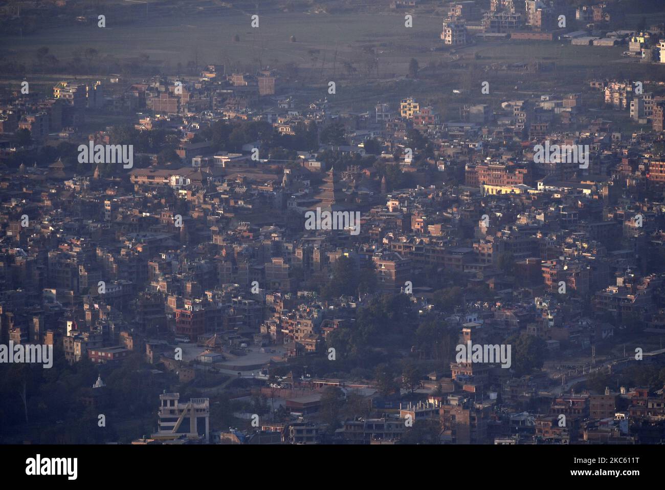 Eine Luftaufnahme von Bhaktapur ist eine alte Stadt, die am Mittwoch, den 16. Dezember 2020, von der UNESCO auf Sipadol Height, Bhaktapur, Nepal, zum Weltkulturerbe erklärt wurde. (Foto von Narayan Maharjan/NurPhoto) Stockfoto