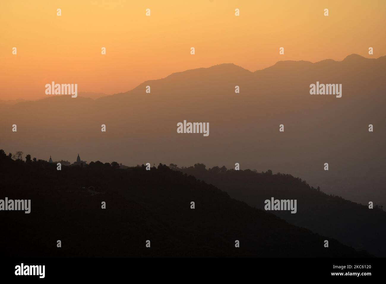 Dämmerung Landschaft der Hügel zusammen mit Pilot Baba Ashram von Sipadol Höhe, Bhaktapur, Nepal am Mittwoch, 16. Dezember 2020 gesehen. (Foto von Narayan Maharjan/NurPhoto) Stockfoto