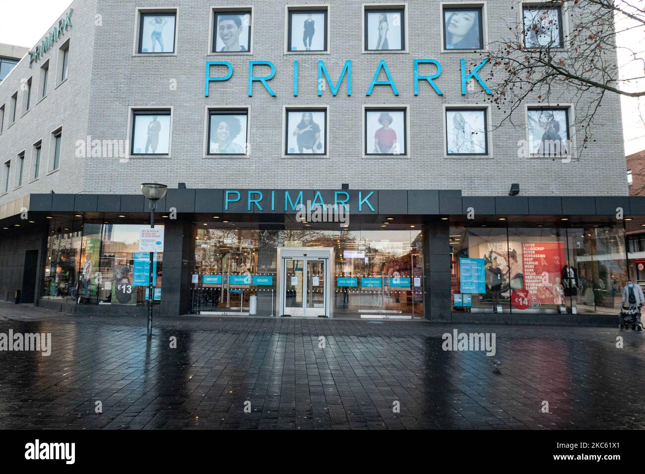 Primark Bekleidungsgeschäft geschlossen während der neuen Sperre. In den Niederlanden wurden während der neuen fünfwöchigen Sperre Geschäfte geschlossen, wie in Eindhoven zu sehen war. Tägliches Leben im Geschäftsviertel, Einkaufszentrum und auf den Plätzen der Stadt Eindhoven. Der niederländische Premierminister Mark Rutte kündigte Anfang dieser Woche die neuen Maßnahmen gegen die Ausbreitung des Covid-19-Virus an. Die niederländische Regierung verhängte die neuen Lockdown-Maßnahmen zur Bekämpfung der zweiten Welle der Coronavirus-Pandemie, wobei die Versammlungen begrenzt, aber auch die Geschäfte geschlossen wurden. Alle öffentlichen Plätze einschließlich Kindertagesstätten, Fitnessstudios, Schwimmbäder, Museen, Zoos, Kinos, h Stockfoto