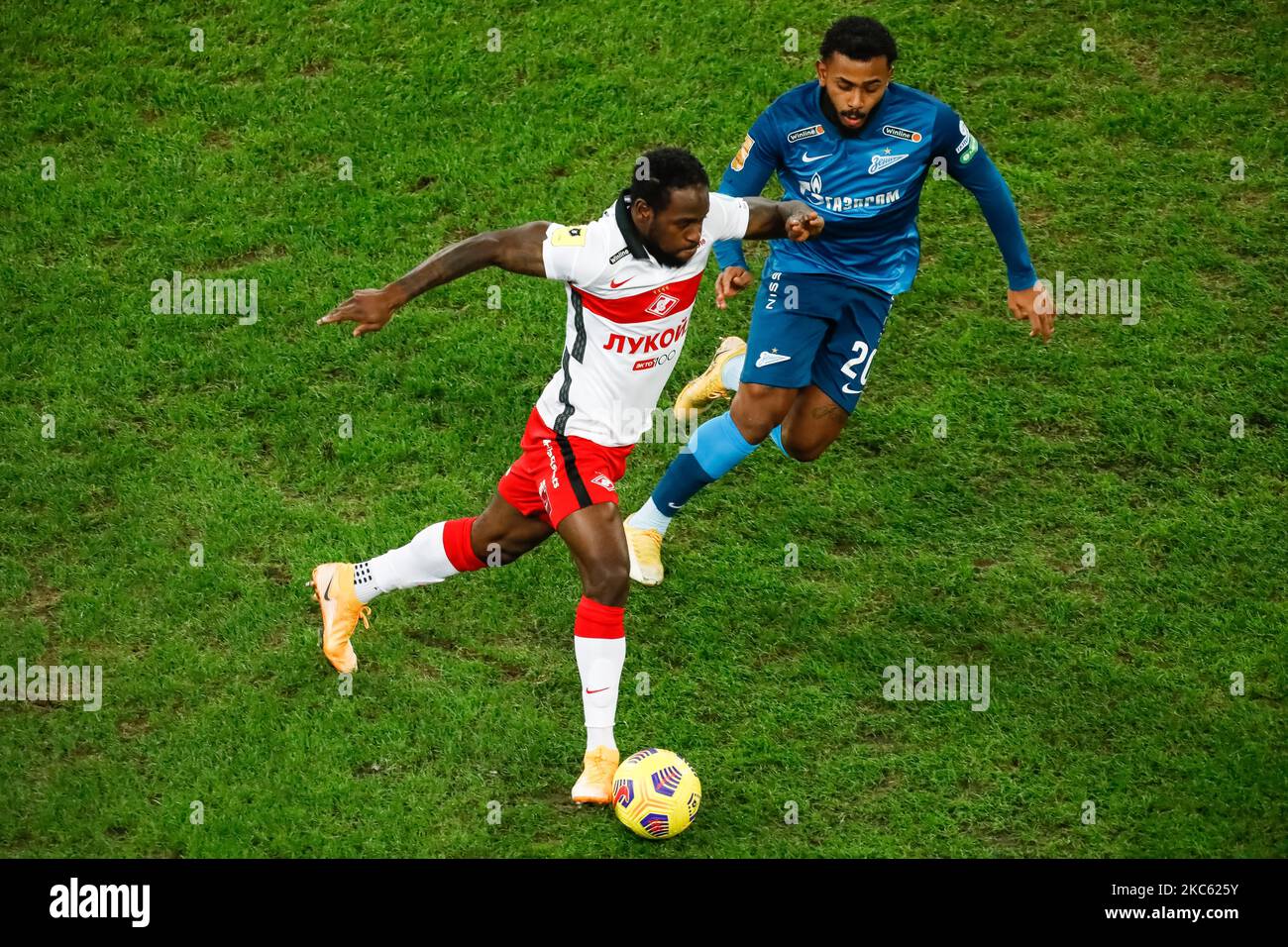 Wendel (R) von Zenit Sankt Petersburg und Victor Moses von Spartak Moskau wetteifern am 16. Dezember 2020 in der Gazprom Arena in Sankt Petersburg um den Ball beim Spiel der russischen Premier League zwischen dem FC Zenit Sankt Petersburg und dem FC Spartak Moskau. (Foto von Mike Kireev/NurPhoto) Stockfoto