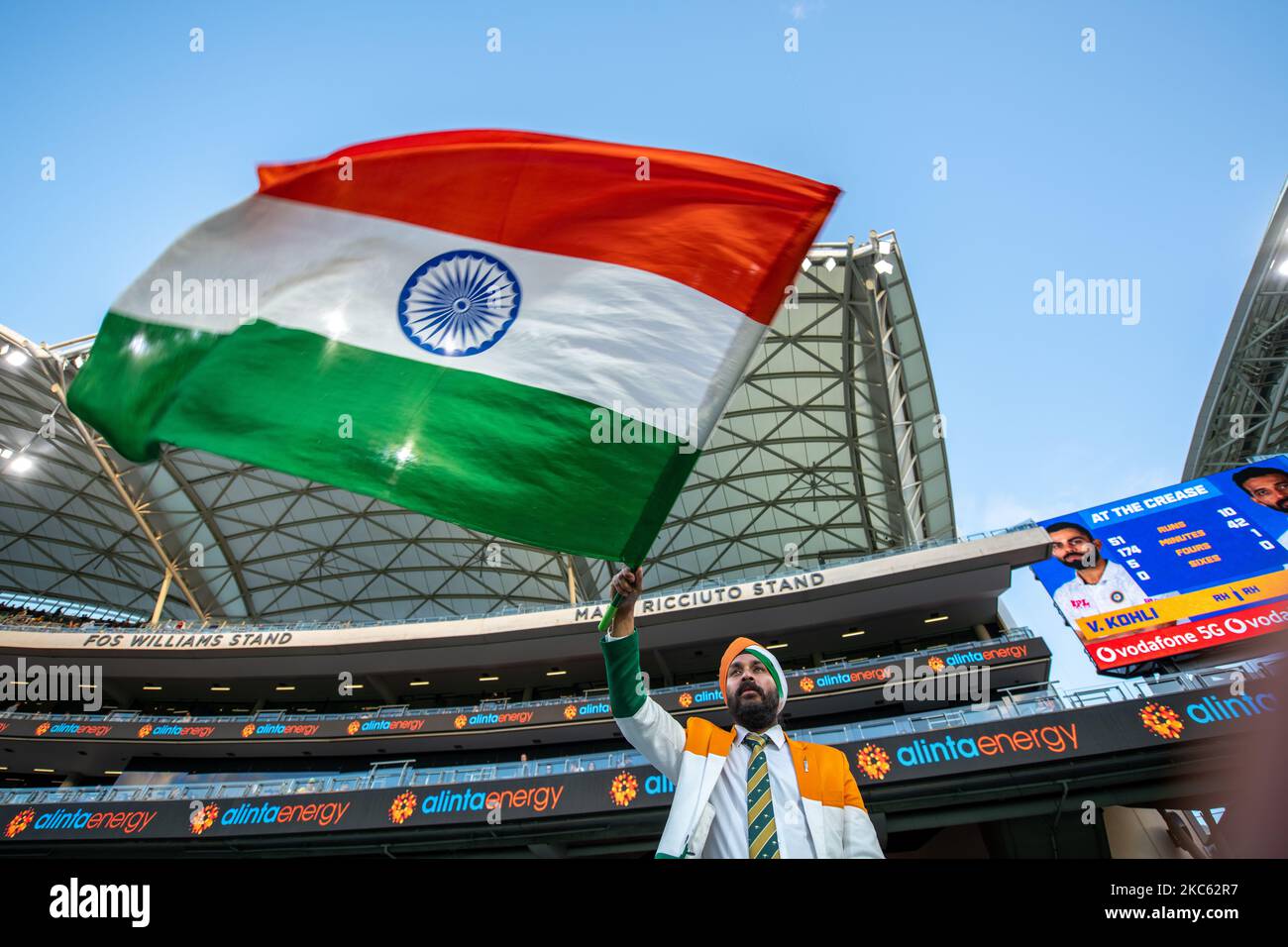 Indian Cricket Fan verzichtet am ersten Tag des ersten Testmatches zwischen Australien und Indien im Adelaide Oval am 17. Dezember 2020 in Adelaide, Australien, auf die indische Flagge. (Nur zur redaktionellen Verwendung) (Foto von Izhar Khan/NurPhoto) Stockfoto