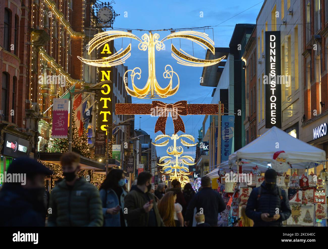 Eine geschäftige Henry Street im Stadtzentrum von Dublin. Am Freitag, den 18. Dezember 2020, in Dublin, Irland. (Foto von Artur Widak/NurPhoto) Stockfoto