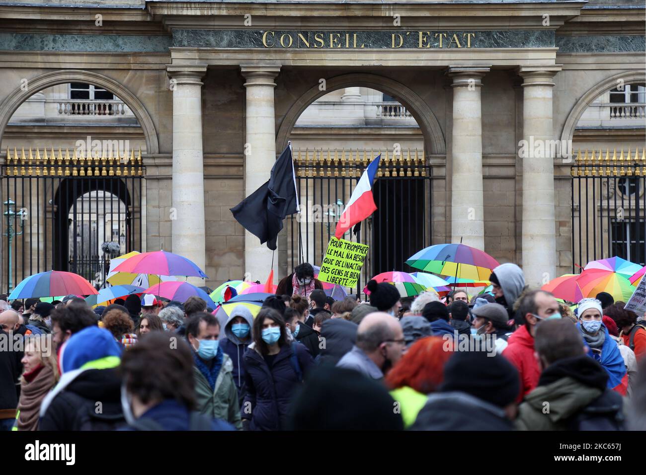 Gelbwesten protestieren mit bunten Regenschirmen gegen den Vorschlag des globalen Sicherheitsgesetzes in Paris, Frankreich, am 19. Dezember 2020. (Foto von Ibrahim Ezzat/NurPhoto) Stockfoto