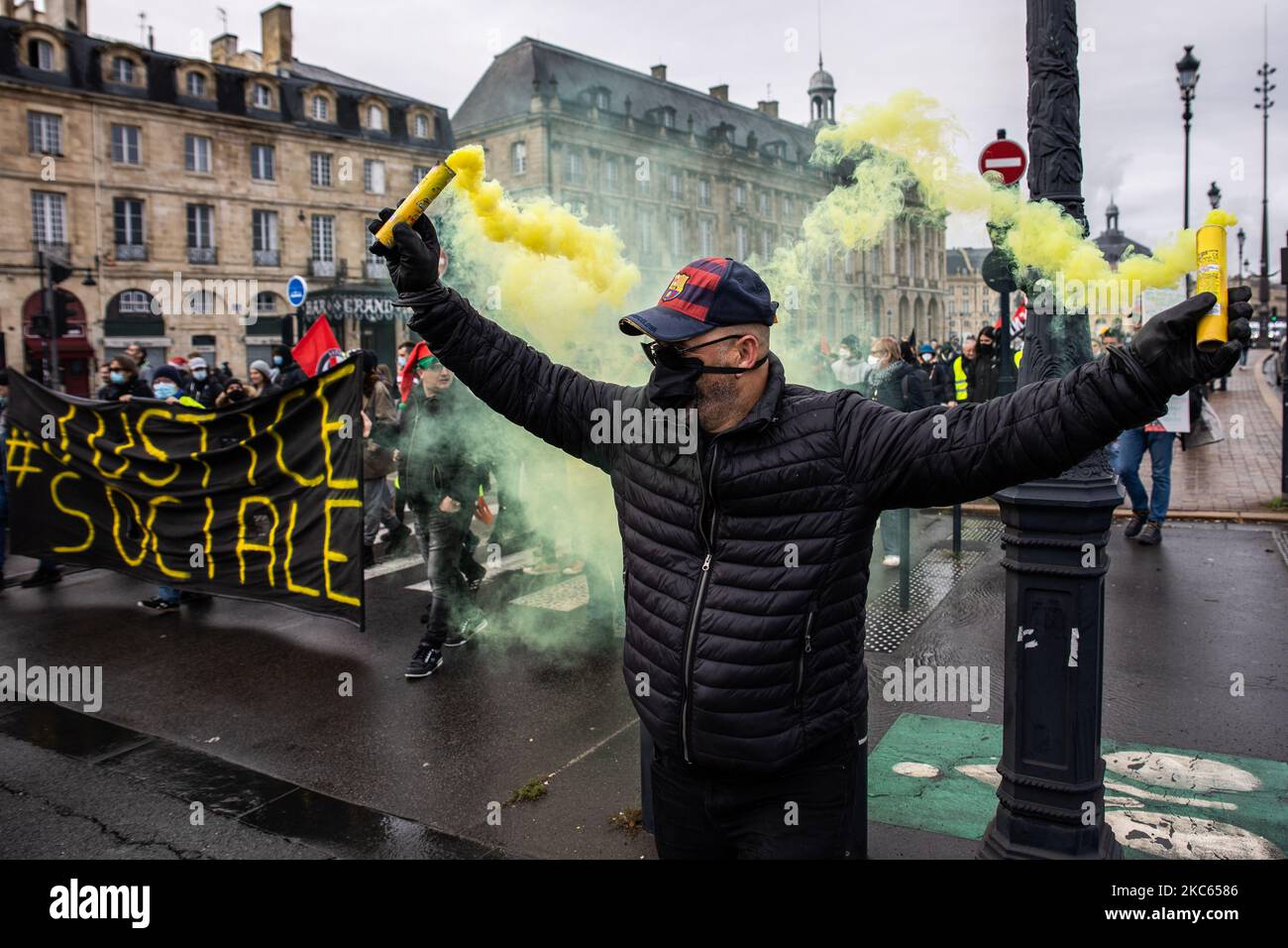 Am 19. Dezember 2020 nehmen Menschen an einer Demonstration in Bordeaux, Frankreich, Teil, um gegen das Globale Sicherheitsgesetz zu protestieren. (Foto von Jerome Gilles/NurPhoto) Stockfoto