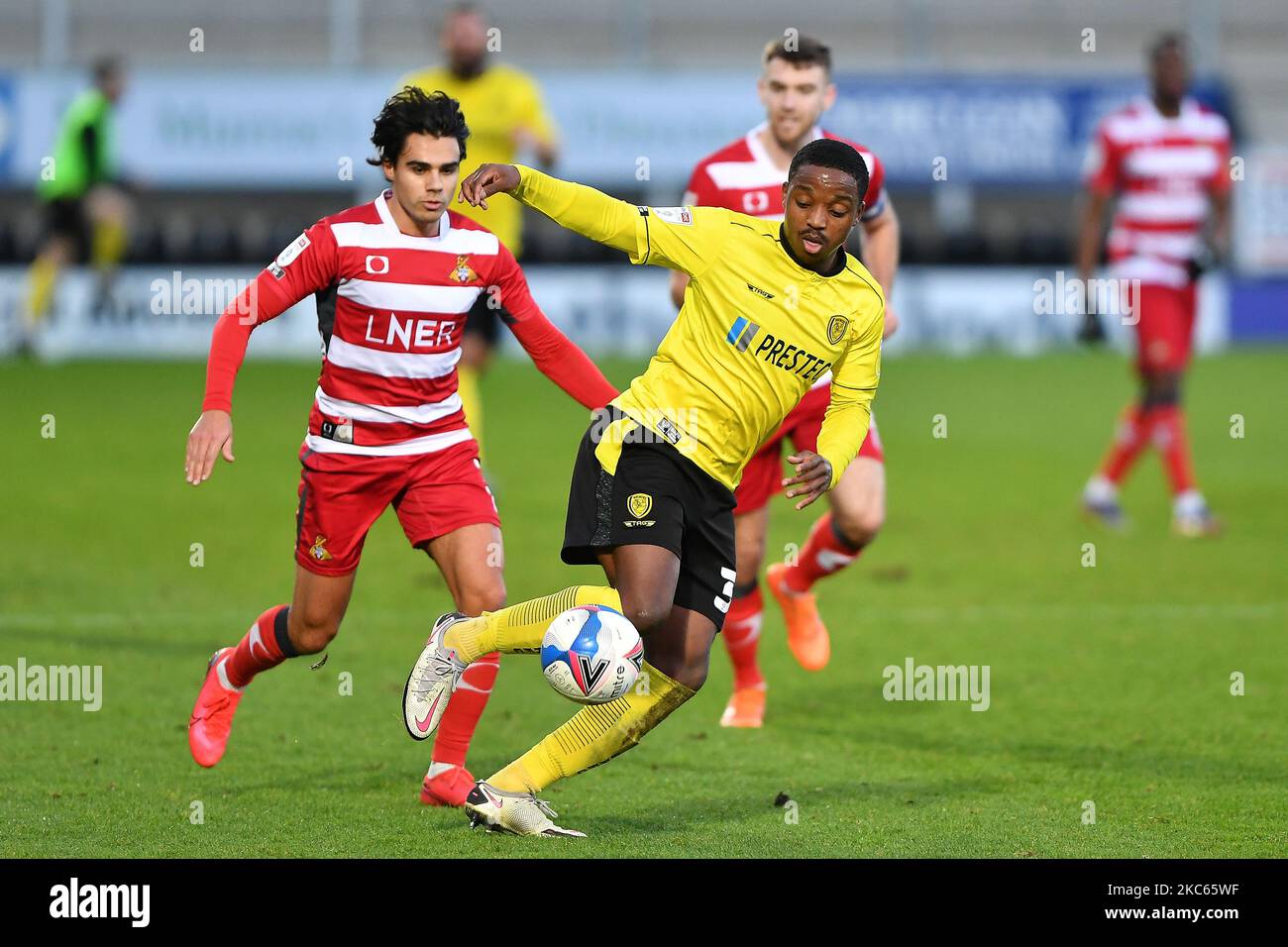 Niall Ennis von Burton Albion in Aktion während des Sky Bet League 1-Spiels zwischen Burton Albion und Doncaster Rovers am Samstag, den 19.. Dezember 2020, im Pirelli Stadium, Burton Upon Trent. (Foto von Jon Hobley/MI News/NurPhoto) Stockfoto