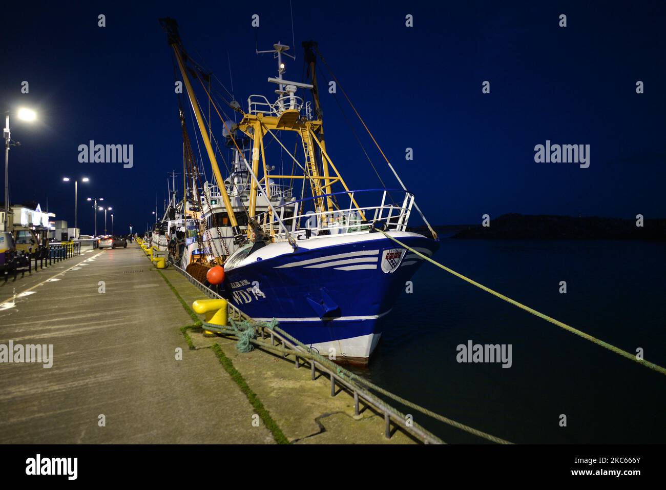 Fischerboote liegen im Hafen von Howth. Nach dem Brexit wird das Vereinigte Königreich nicht mehr Teil der EU-Fischereipolitik (GFP) sein. Als unabhängiger Küstenstaat wird es in vollem Umfang für die Bewirtschaftung der Fischerei in der britischen ausschließlichen Wirtschaftszone von 200 Meilen (einschließlich der Festlegung der zulässigen Gesamtfangmengen, der Verteilung von Quoten und der Bestimmung des Zugangs zur Fischerei) verantwortlich sein. Der Zugang von EU-Schiffen zu britischen Gewässern und umgekehrt ist jedoch Teil der laufenden Verhandlungen und eines künftigen Abkommens mit der EU. Laut Patrick Murphy, Vorsitzender der Irish South and West Fish Producers Organization Stockfoto