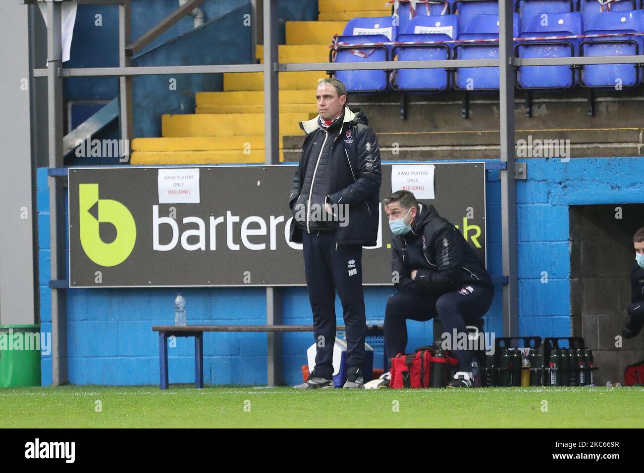 „Cheltenham Town Manager, Michael Duff“ während des Spiels der Sky Bet League 2 zwischen Barrow und Cheltenham Town in der Holker Street, Barrow-in-Furness am Samstag, den 19.. Dezember 2020. (Foto von Mark Fletcher/MI News/NurPhoto) Stockfoto