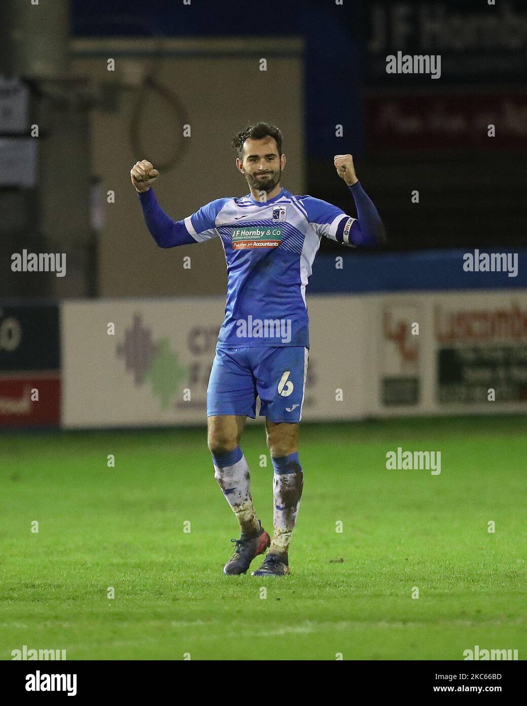 Sam Hird feiert nach dem Sky Bet League 2-Spiel zwischen Barrow und Cheltenham Town in der Holker Street, Barrow-in-Furness am Samstag, den 19.. Dezember 2020. (Foto von Mark Fletcher/MI News/NurPhoto) Stockfoto