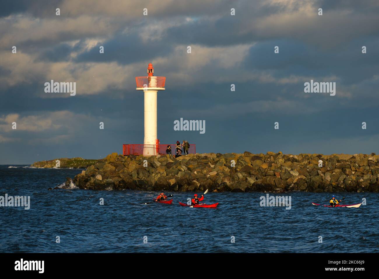 Kajakfahren im Hafen von Howth. Am Samstag, den 19. Dezember 2020, Irland. (Foto von Artur Widak/NurPhoto) Stockfoto