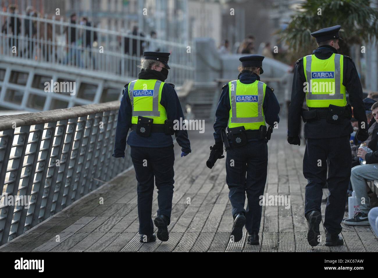 Mitglieder der Garda (Irish Police) sahen Patrouillen im Stadtzentrum von Dublin. Am Sonntag, den 20. Dezember 2020, in Dublin, Irland. (Foto von Artur Widak/NurPhoto) Stockfoto