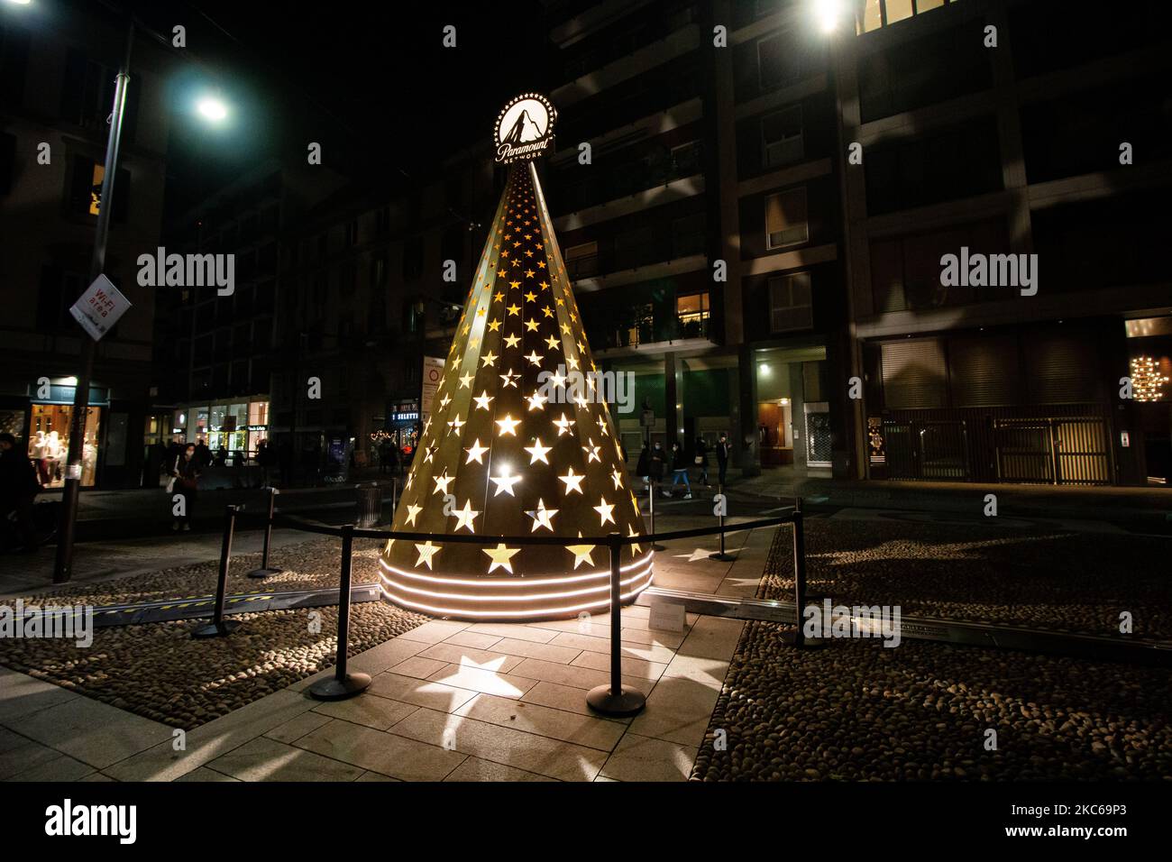 Eine allgemeine Ansicht des Weihnachtsbaums Albero delle Stelle vom Paramount Network für Natale Degli Alberi am 17. Dezember 2020 in Mailand, Italien. (Foto von Alessandro Bremec/NurPhoto) Stockfoto