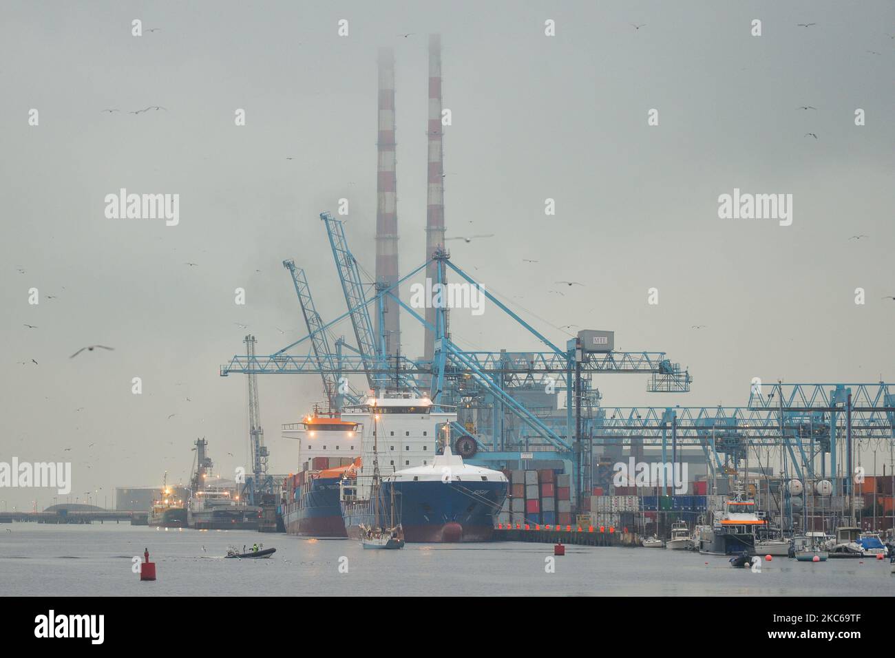 Blick auf den Poolbeg Yacht & Boat Club und ein Containerterminal im Hafen von Dublin. Angesichts der wachsenden Zahl von COVID-Fällen und einer gefährlich ansteckenden neuen COVID-Variante im Vereinigten Königreich werden die Fähren, die die Irische See überqueren, auf den Frachtverkehr im Rahmen des vorübergehenden Reiseverbots beschränkt sein. Am Montag, den 21. Dezember 2020, in Dublin, Irland. (Foto von Artur Widak/NurPhoto) Stockfoto