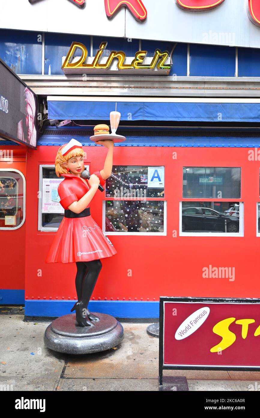 NEW YORK - .24 Okt 2022: Kellnerin Statue im Ellens Stardust Diner am Broadway, Heimat der weltberühmten singenden Kellner und einer umfangreichen Speisekarte von Ameri Stockfoto