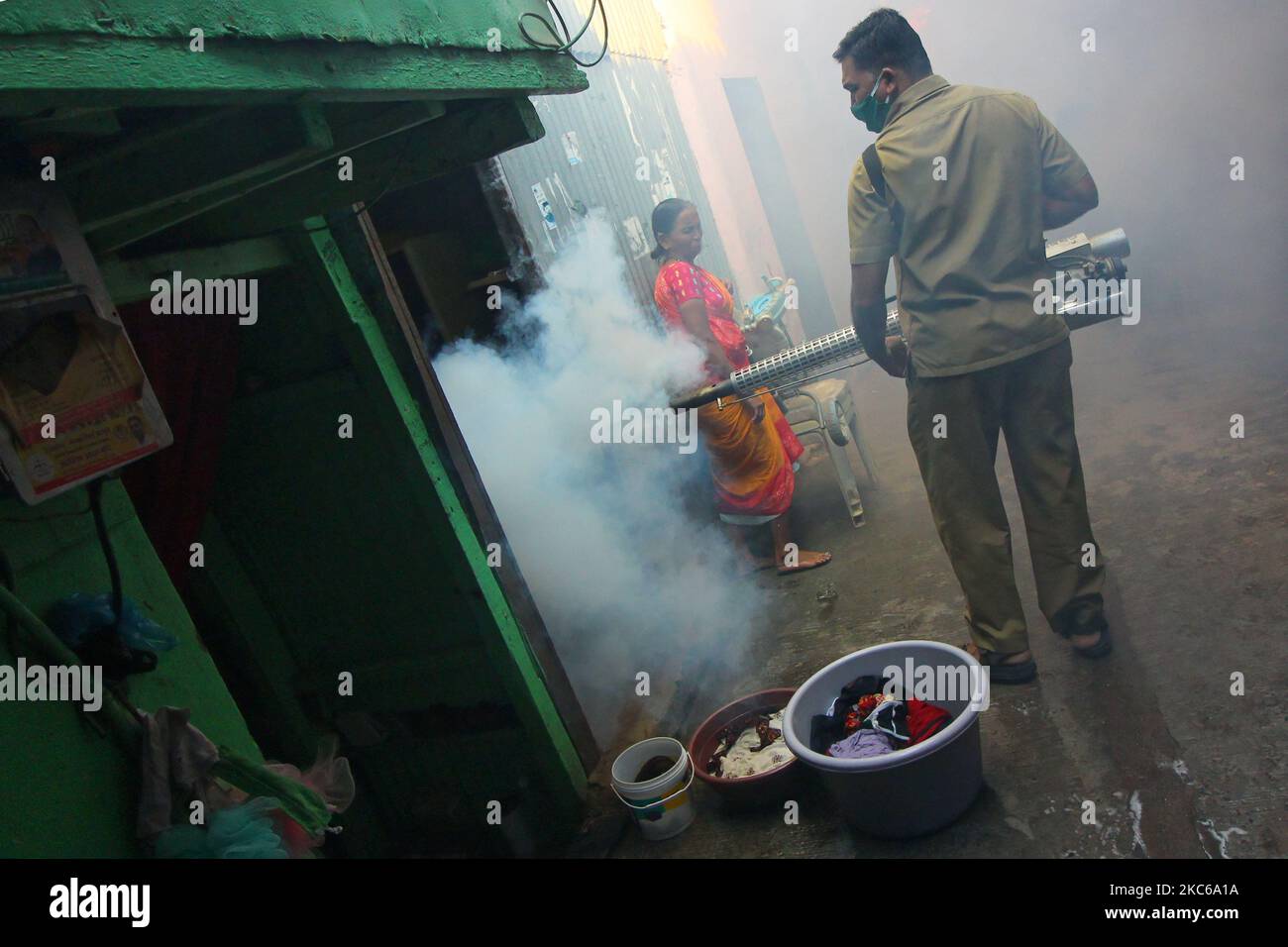 Ein kommunaler Arbeiter begast ein Wohngebiet, um die Ausbreitung von durch Moskitos übertragenen Krankheiten in Mumbai, Indien, am 22. Dezember 2020 zu verhindern. (Foto von Himanshu Bhatt/NurPhoto) Stockfoto