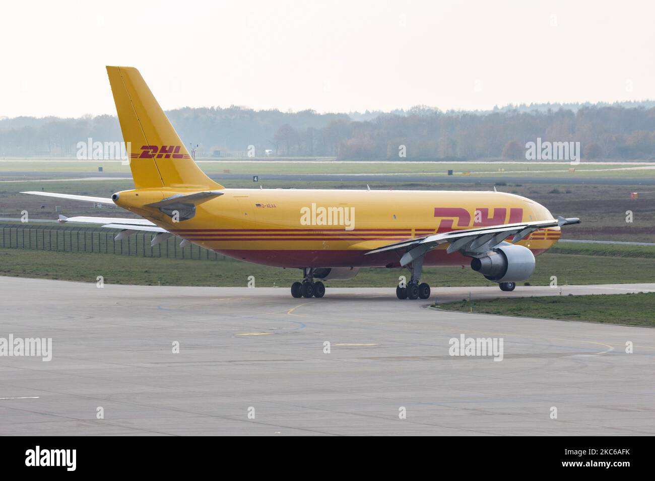 Airbus A300 DHL - EAT Leipzig Frachtflugzeug wie gesehen Rollen, Abfliegen und Fliegen vom Flughafen Eindhoven EIN EHeh. Das Großraumflugzeug Airbus A300-600(F) hat die Registrierung D-AEAA. DHL Aviation, ein Geschäftsbereich der DHL Express ( Dalsey, Hillblom und Lynn) International GmbH, ist ein deutscher Kurier-, Paket- und Expressversand, der ein Geschäftsbereich des deutschen Logistikunternehmens Deutsche Post DHL ist. Der weltweite Passagierverkehr ging während der Pandemie des Coronavirus Covid-19 zurück, da die Branche im Gegensatz zu den gut wachsenden Fracht- und Frachtfluggesellschaften um ihr Überleben kämpfte. Ein Stockfoto