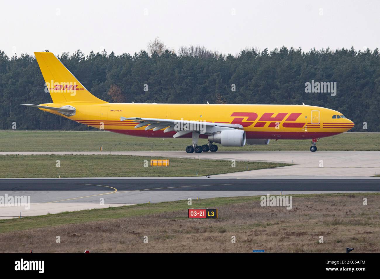 Airbus A300 DHL - EAT Leipzig Frachtflugzeug wie gesehen Rollen, Abfliegen und Fliegen vom Flughafen Eindhoven EIN EHeh. Das Großraumflugzeug Airbus A300-600(F) hat die Registrierung D-AEAA. DHL Aviation, ein Geschäftsbereich der DHL Express ( Dalsey, Hillblom und Lynn) International GmbH, ist ein deutscher Kurier-, Paket- und Expressversand, der ein Geschäftsbereich des deutschen Logistikunternehmens Deutsche Post DHL ist. Der weltweite Passagierverkehr ging während der Pandemie des Coronavirus Covid-19 zurück, da die Branche im Gegensatz zu den gut wachsenden Fracht- und Frachtfluggesellschaften um ihr Überleben kämpfte. Ein Stockfoto