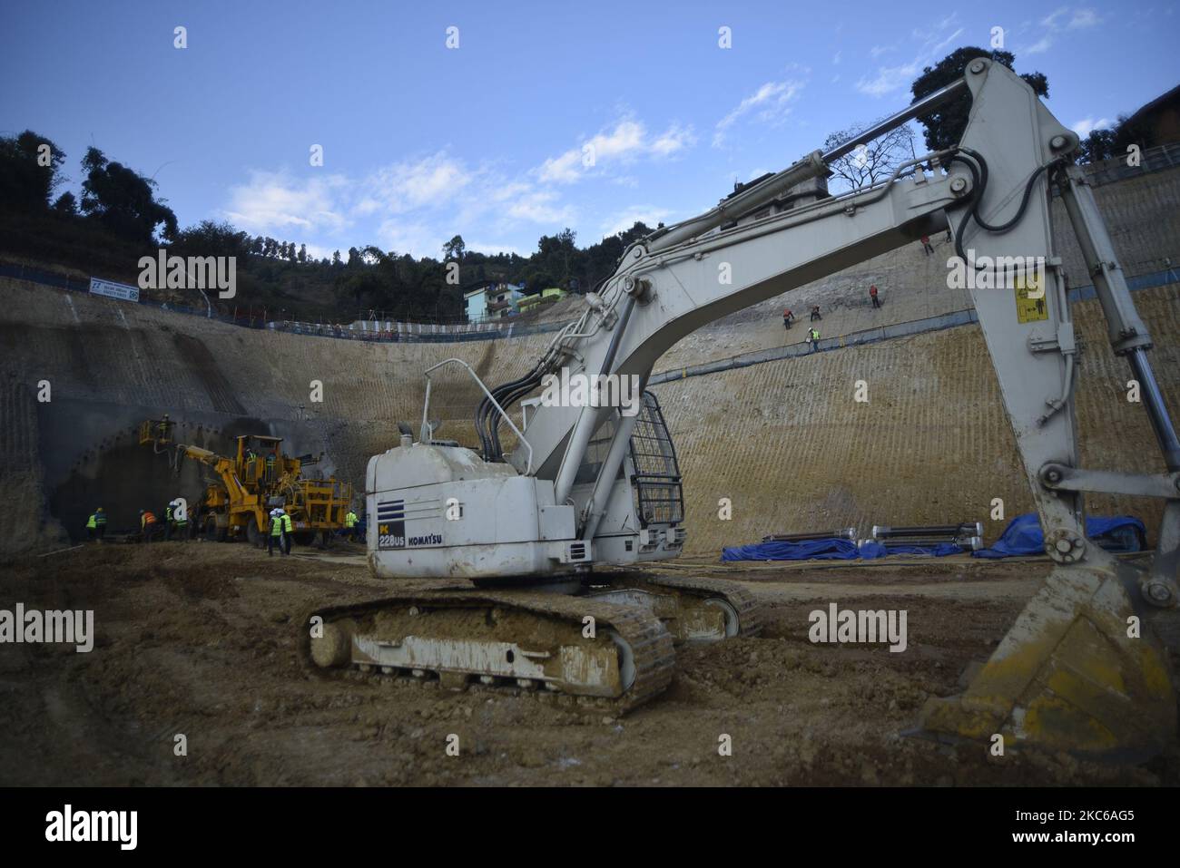 Nepalesische Arbeiter haben am Dienstag, den 22. Dezember 2020, auf dem Ausgrabungsgelände des ersten Straßen-Projekts Sisnekhola-Dahchok (Nagadhunga) in Nagdhunga, Kathmandu, Nepal, gedeutet. (Foto von Narayan Maharjan/NurPhoto) Stockfoto