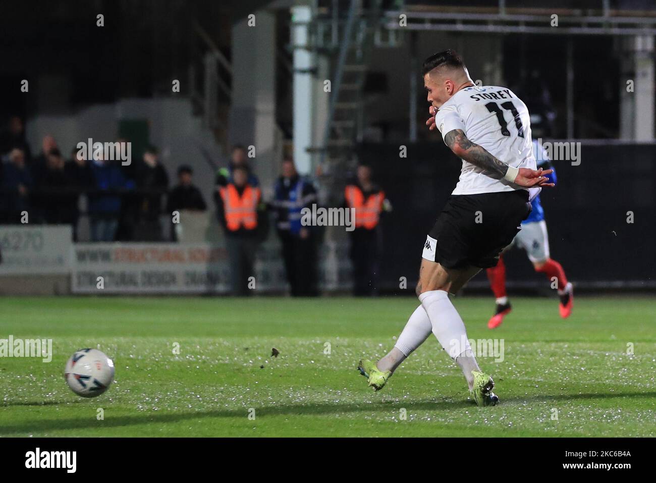 Herefords Miles Story erzielt das erste Tor des Spiels ihrer Seite beim ersten Runde des Emirates FA Cup in der Edgar Street, Hereford. Bilddatum: Freitag, 4. November 2022. Stockfoto