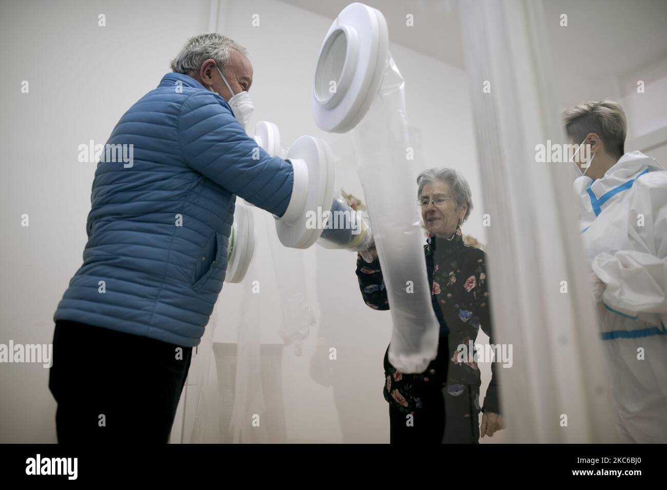 Porträt von Familienmitgliedern, die sich während der Covid-19 in der RSA (Residenze Sanitarie Assistenziali) von Rocca di Mezzo, in L'Aquila, Italien, am 22. Dezember 2020 umarmen. (Foto von Andrea Mancini/NurPhoto) Stockfoto