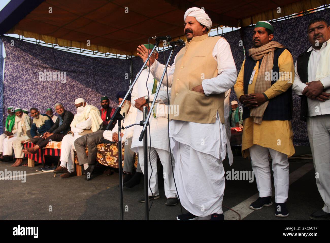 Naresh Tikait, nationaler Präsident der Bharatiya Kisan Union (BKU), spricht am 23. Dezember 2020 bei einem Protest gegen die neu verabschiedeten Agrarrechnungen an der Grenze Delhi-Uttar Pradesh am Stadtrand von Delhi, Indien, vor den Landwirten. Zehntausende Bauern protestieren seit 28 Tagen an wichtigen Eintrittspunkten in die Hauptstadt. (Foto von Mayank Makhija/NurPhoto) Stockfoto