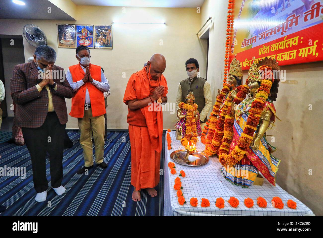 Schatzmeister von Shriram Janmabhoomi Tirtha Shetra nyas Swami Govind Dev Giri Ji Maharaj zündete die Lampe während seines eintägigen Besuchs im Vishwa Hindu Parishad Office, Bharat Mata Mandir in Jaipur, Rajasthan, Indien, Mittwoch, 23,2020. Dezember. (Foto von Vishal Bhatnagar/NurPhoto) Stockfoto