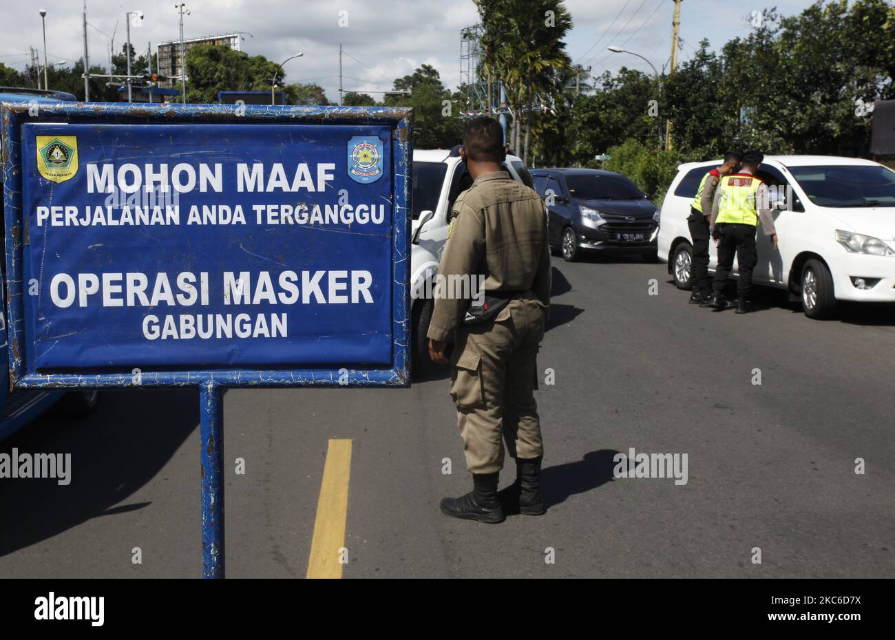 Beamte überprüfen Briefe zu Antigenschnelltests an Reisende in Gazog, Bogor, West Java, 24. Dezember 2020. Die Regulierung von Antigenschnelltests für Reisende ist ein Versuch, die Ausbreitung von COVID-19 während der Weihnachts- und Neujahrsferien zu antizipieren und zu verhindern (Foto von Adriana Adie/NurPhoto) Stockfoto