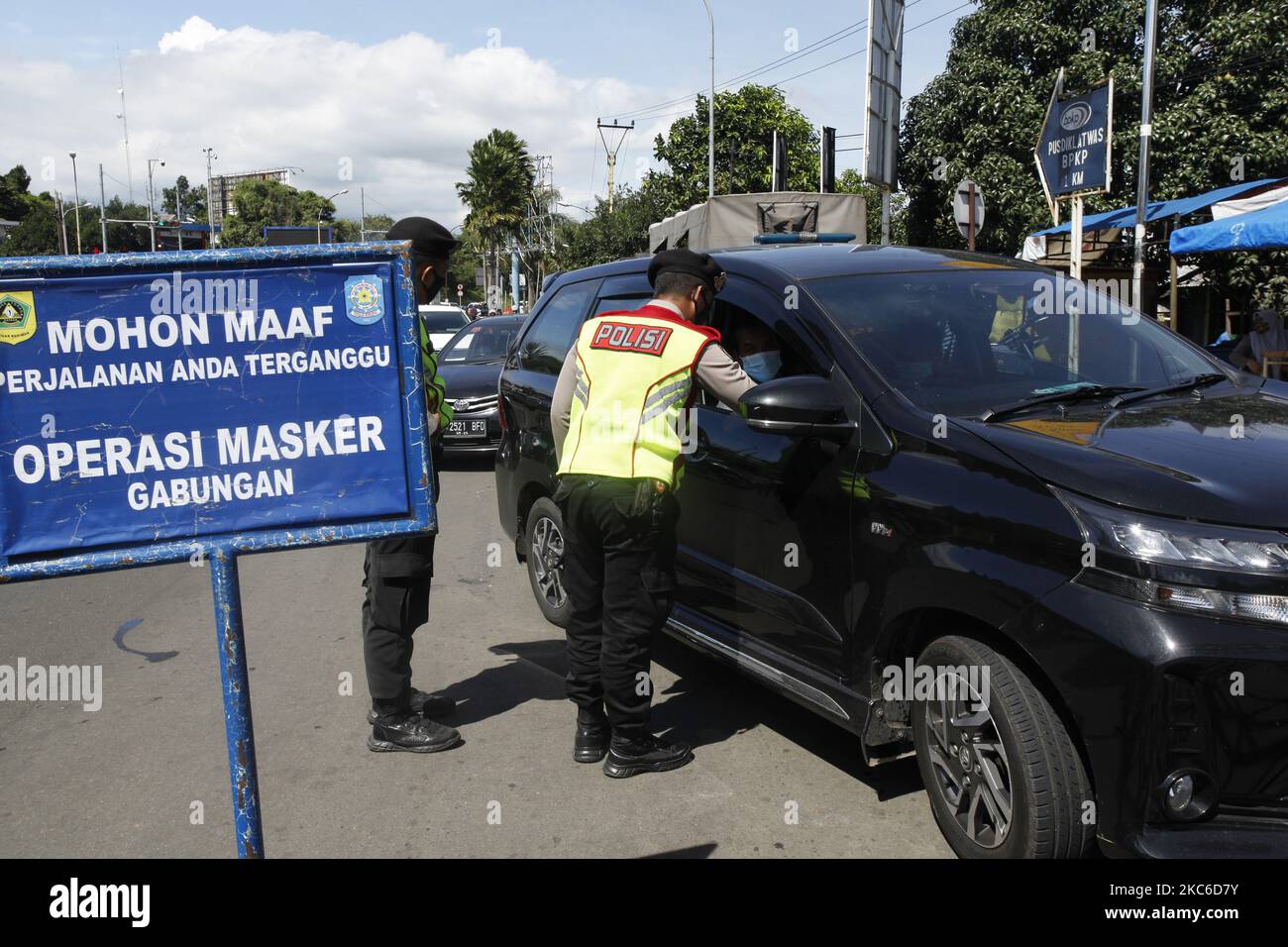 Beamte überprüfen Briefe zu Antigenschnelltests an Reisende in Gazog, Bogor, West Java, 24. Dezember 2020. Die Regulierung von Antigenschnelltests für Reisende ist ein Versuch, die Ausbreitung von COVID-19 während der Weihnachts- und Neujahrsferien zu antizipieren und zu verhindern (Foto von Adriana Adie/NurPhoto) Stockfoto