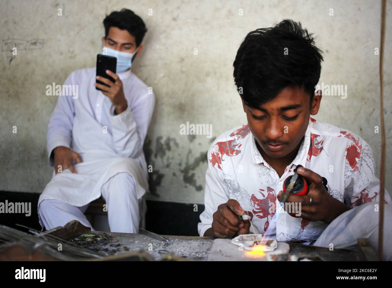 Am Donnerstag, dem 24. Dezember 2020, stellt ein Arbeiter Kupferschmuck im Dorf Bhakurta in Savar in der Nähe von Dhaka, Bangladesch, her. (Foto von Syed Mahamudur Rahman/NurPhoto) Stockfoto