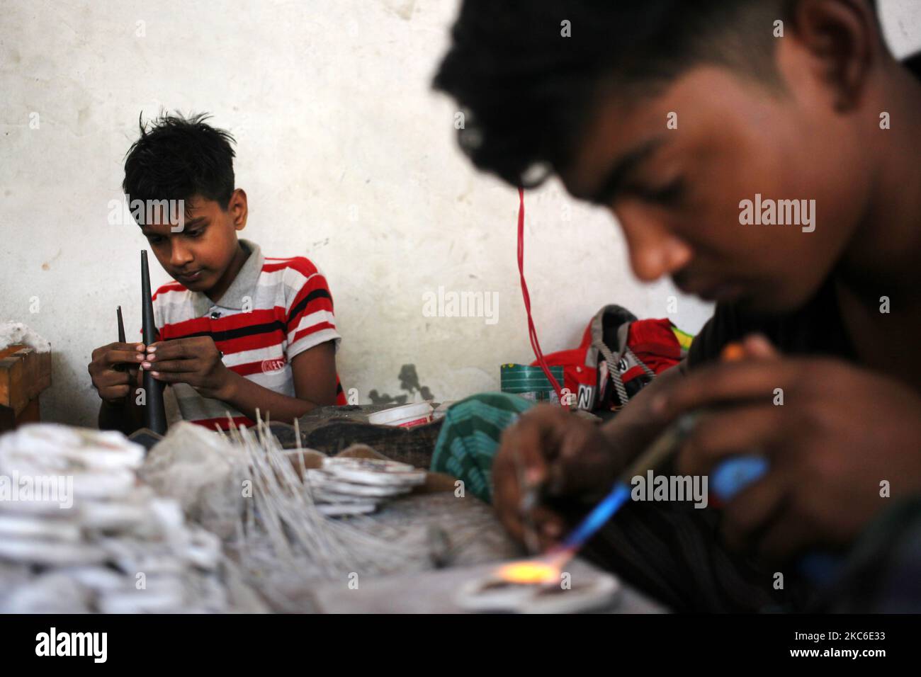 Am Donnerstag, dem 24. Dezember 2020, stellen Arbeiter im Dorf Bhakurta in Savar in der Nähe von Dhaka, Bangladesch, Kupferschmuck her. (Foto von Syed Mahamudur Rahman/NurPhoto) Stockfoto