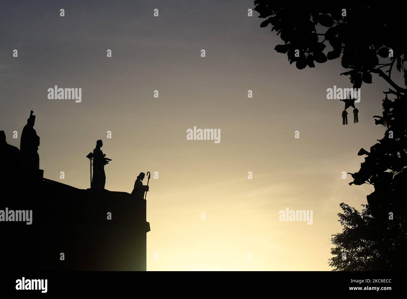 Ein Silhouettenfoto von drei Statuen auf dem Dach der Kathedrale von Antipolo am 24. Dezember 2020. (Foto von Ryan Eduard Benaid/NurPhoto) Stockfoto