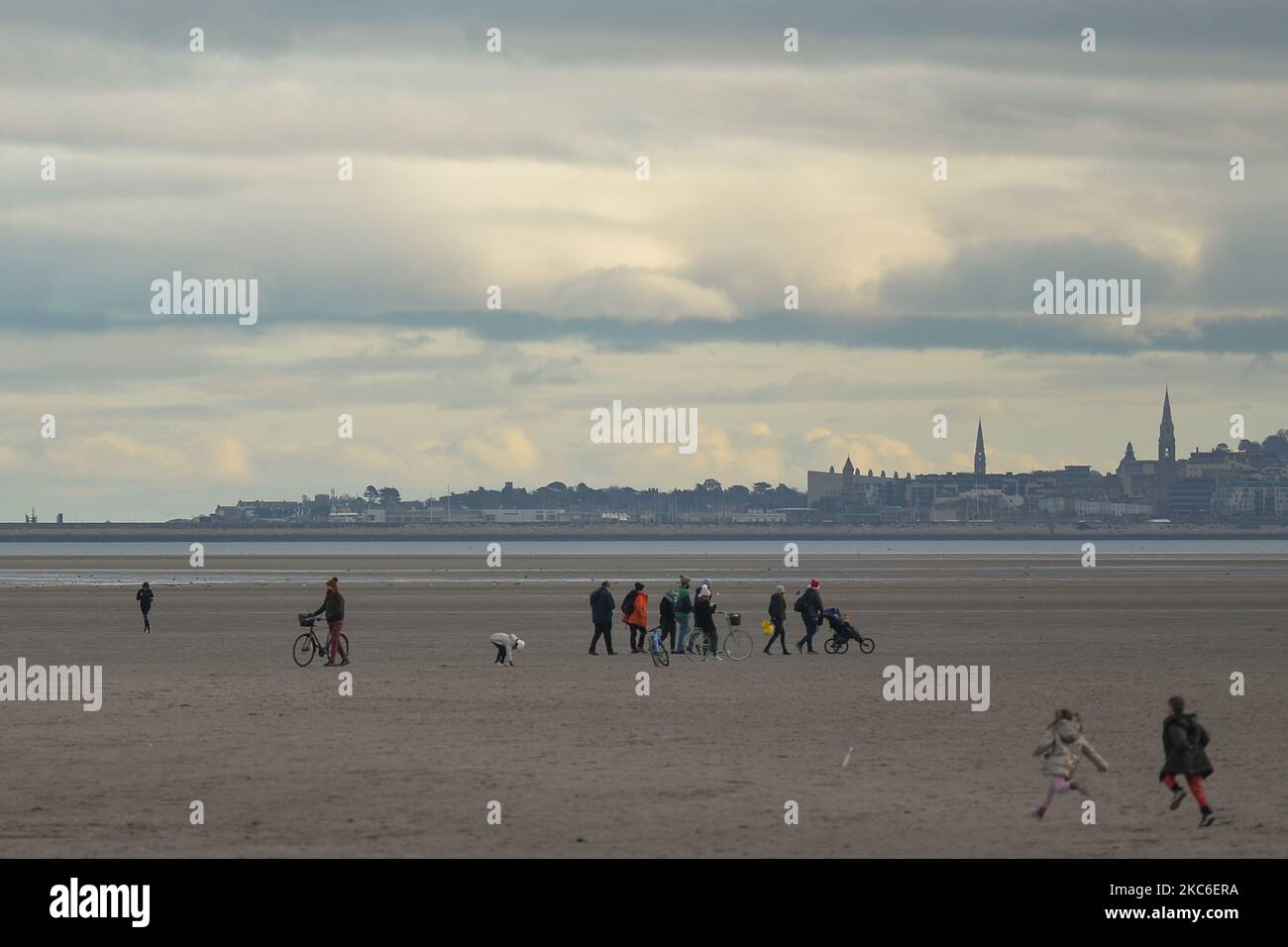 Menschen, die am Weihnachtstag am Sandymount Beach in Dublin zu Fuß unterwegs waren. Am Freitag, den 25. Dezember 2020, in Dublin, Irland. (Foto von Artur Widak/NurPhoto) Stockfoto