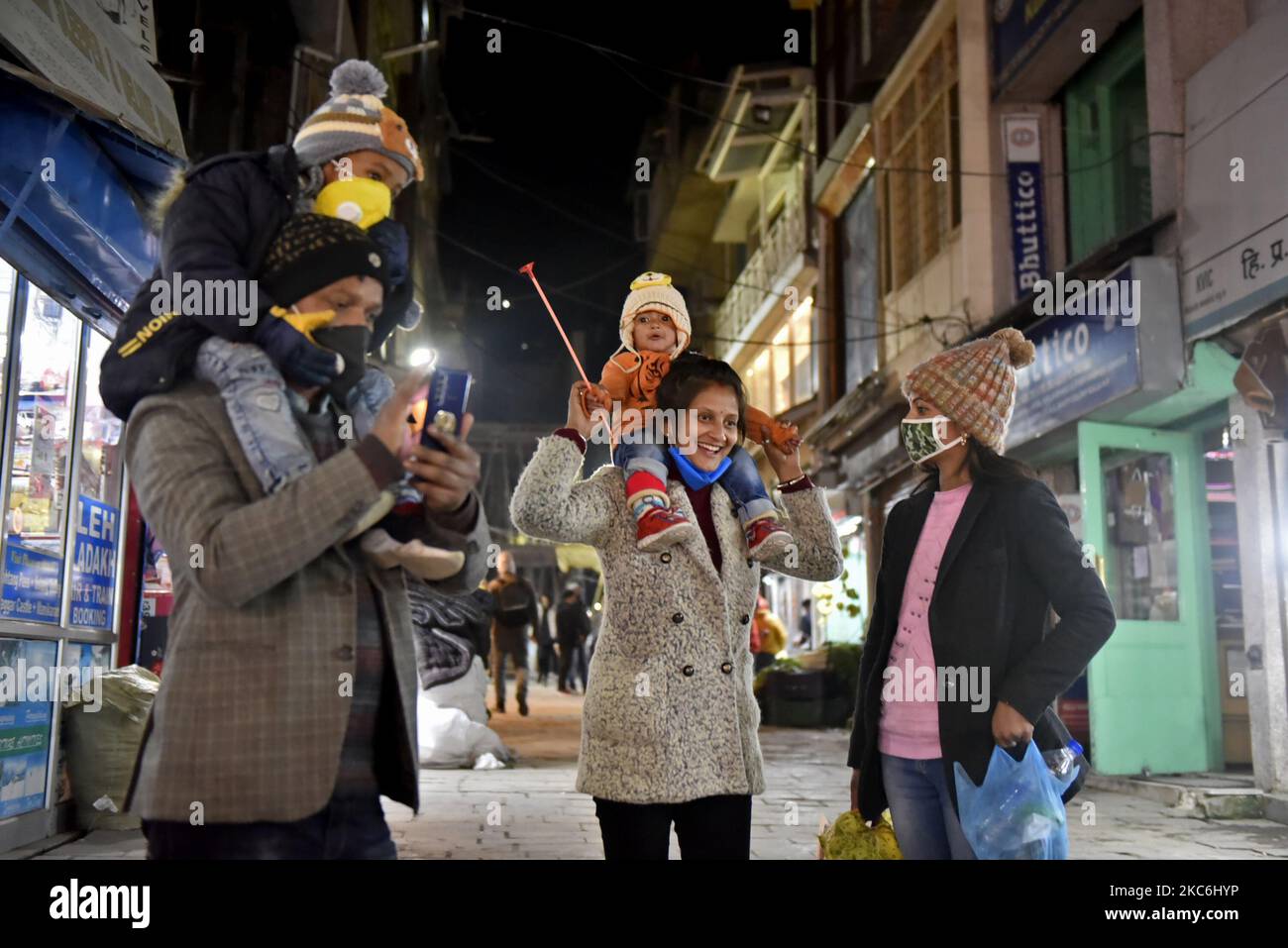 Tourist click Bilder near Manali Mall area in Himachal Pradesh, India, 27 December, 2020. (Foto von Indranil Aditya/NurPhoto) Stockfoto