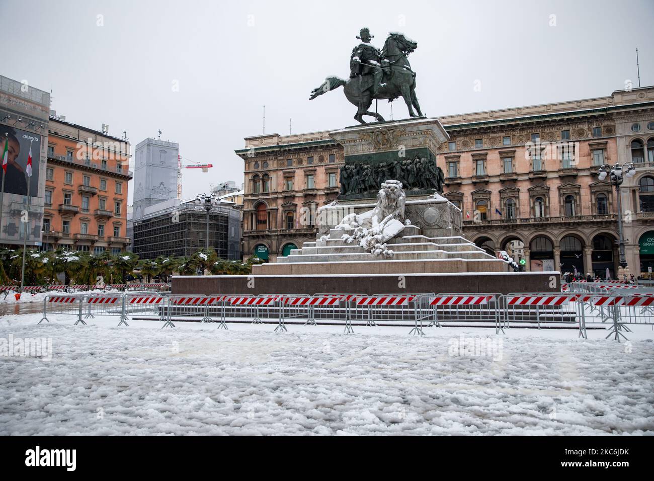 Eine allgemeine Ansicht der Piazza Duomo, die während eines großen Schneefalls am 28. Dezember 2020 in Mailand, Italien, mit Schnee bedeckt war (Foto von Alessandro Bremec/NurPhoto) Stockfoto